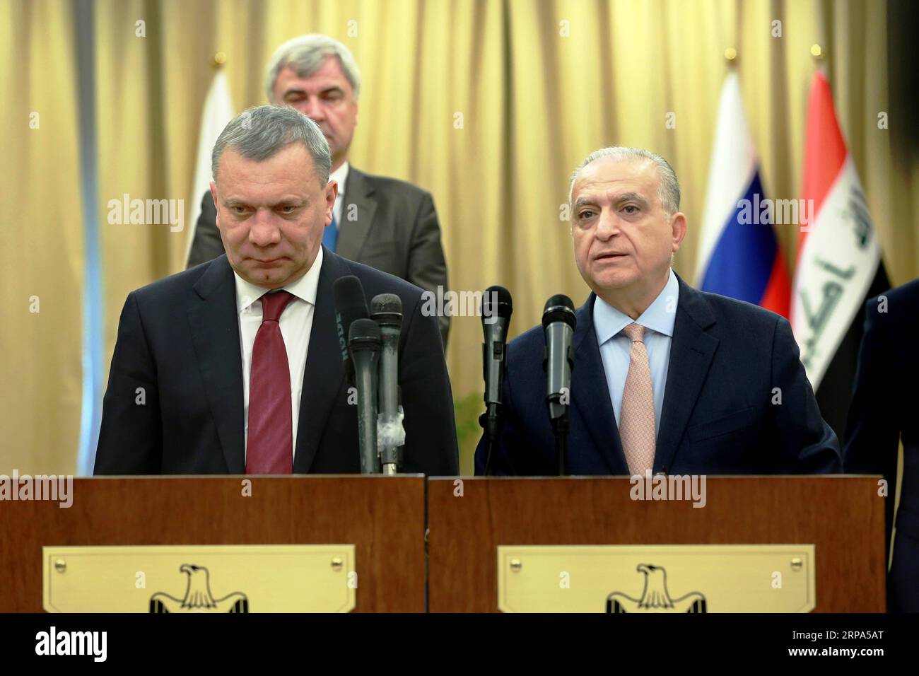 (190425) -- BAGDAD, 25. April 2019 () -- irakischer Außenminister Mohammed al-Hakim (R) und russischer Stellvertretender Ministerpräsident Yury Borisov (L, Front) besuchen eine Pressekonferenz in Bagdad, Irak, 25. April 2019. Das irakische Außenministerium erklärte am Donnerstag, dass der Irak und Russland eine Reihe von Abkommen und Vereinbarungen in verschiedenen Bereichen unterzeichnet hätten. () ABKOMMEN IRAK-BAGDAD-RUSSLAND Xinhua PUBLICATIONxNOTxINxCHN Stockfoto