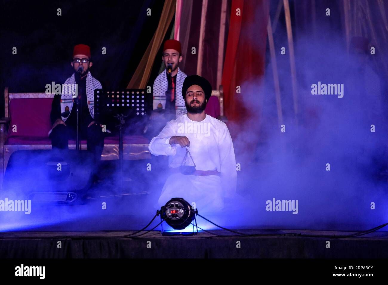 (190425) -- GAZA, 25. April 2019 () -- palästinensische Künstler führen während des Al Kamandjati Festivals in Gaza-Stadt am 25. April 2019 eine Sufi-Musikshow auf. () MIDEAST-GAZA-MUSIKFESTIVAL Xinhua PUBLICATIONxNOTxINxCHN Stockfoto