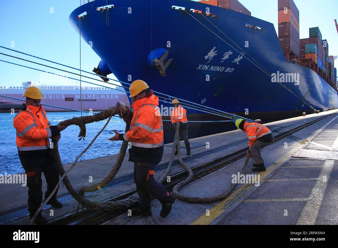 (190426) -- HAFEN von PIRÄUS, 26. April 2019 (Xinhua) -- Mitarbeiter bereiten sich auf die Entladung von Fracht am Containerterminal des Hafens von Piräus, Griechenland, am 16. Januar 2019 vor. Im Jahr 2016 erwarb die chinesische COSCO-SCHIFFFAHRT einen Anteil von 67 Prozent am Hafen von Piräus, der sich dann in Schwierigkeiten befand. In nur zwei Jahren ist die Performance von Piräus in die Höhe geschnellt. Der Containerumschlag ist von 880.000 TEU im Jahr 2010 auf 4,9 Millionen TEU im Jahr 2018 gestiegen und liegt damit an zweiter Stelle unter allen Mittelmeerhäfen. (Xinhua/Marios Lolos) GRIECHENLAND-PIRÄUS HAFENENTWICKLUNG PUBLICATIONxNOTxINxCHN Stockfoto