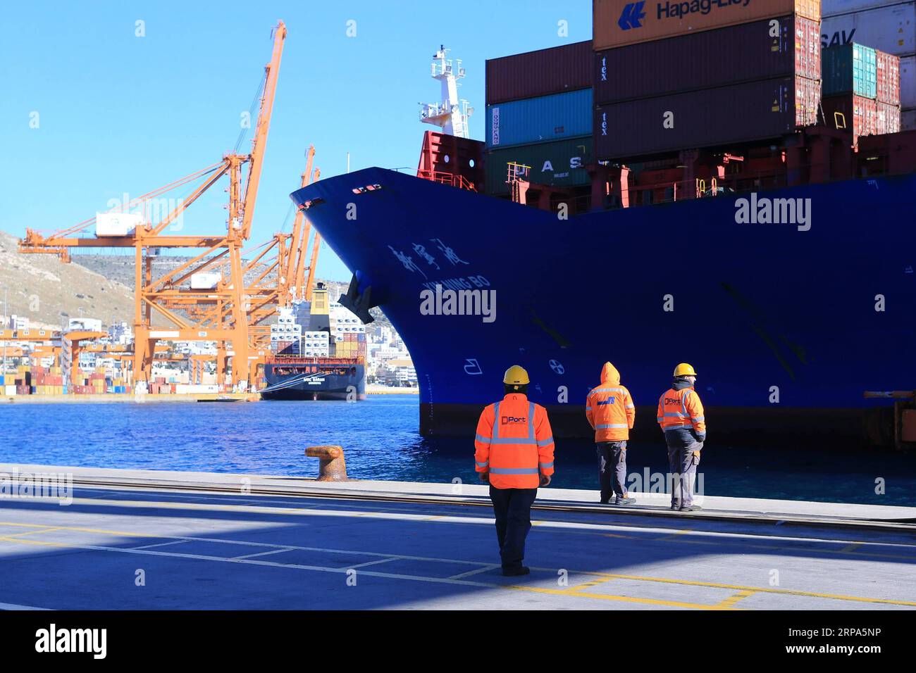 (190426) -- HAFEN von PIRÄUS, 26. April 2019 (Xinhua) -- Mitarbeiter bereiten sich auf die Entladung von Fracht am Containerterminal des Hafens von Piräus, Griechenland, am 16. Januar 2019 vor. Im Jahr 2016 erwarb die chinesische COSCO-SCHIFFFAHRT einen Anteil von 67 Prozent am Hafen von Piräus, der sich dann in Schwierigkeiten befand. In nur zwei Jahren ist die Performance von Piräus in die Höhe geschnellt. Der Containerumschlag ist von 880.000 TEU im Jahr 2010 auf 4,9 Millionen TEU im Jahr 2018 gestiegen und liegt damit an zweiter Stelle unter allen Mittelmeerhäfen. (Xinhua/Marios Lolos) GRIECHENLAND-PIRÄUS HAFENENTWICKLUNG PUBLICATIONxNOTxINxCHN Stockfoto