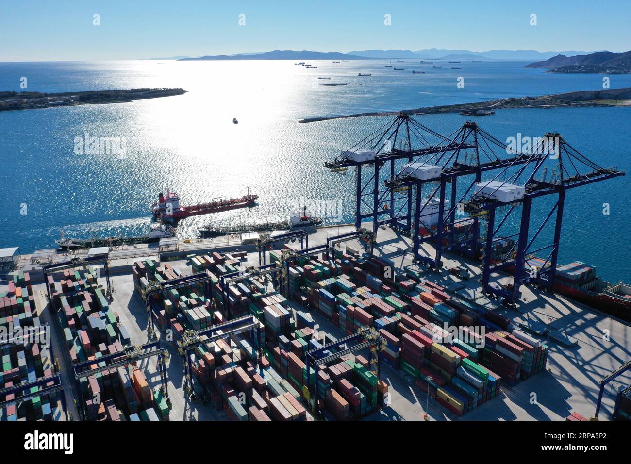 (190426) -- HAFEN von PIRÄUS, 26. April 2019 (Xinhua) -- Luftaufnahme vom 16. Januar 2019 zeigt den Hafen von Piräus, Griechenland. Im Jahr 2016 erwarb die chinesische COSCO-SCHIFFFAHRT einen Anteil von 67 Prozent am Hafen von Piräus, der sich dann in Schwierigkeiten befand. In nur zwei Jahren ist die Performance von Piräus in die Höhe geschnellt. Der Containerumschlag ist von 880.000 TEU im Jahr 2010 auf 4,9 Millionen TEU im Jahr 2018 gestiegen und liegt damit an zweiter Stelle unter allen Mittelmeerhäfen. (Xinhua/Wu Lu) GRIECHENLAND-PIRÄUS HAFENENTWICKLUNG PUBLICATIONxNOTxINxCHN Stockfoto