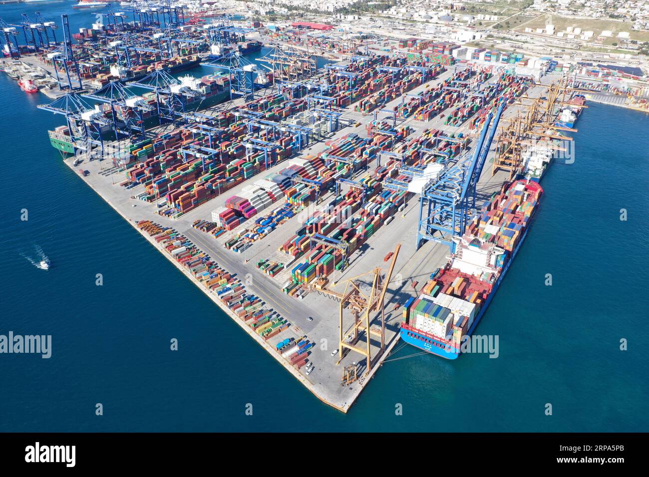 (190426) -- HAFEN von PIRÄUS, 26. April 2019 (Xinhua) -- Luftaufnahme vom 16. Januar 2019 zeigt den Hafen von Piräus, Griechenland. Im Jahr 2016 erwarb die chinesische COSCO-SCHIFFFAHRT einen Anteil von 67 Prozent am Hafen von Piräus, der sich dann in Schwierigkeiten befand. In nur zwei Jahren ist die Performance von Piräus in die Höhe geschnellt. Der Containerumschlag ist von 880.000 TEU im Jahr 2010 auf 4,9 Millionen TEU im Jahr 2018 gestiegen und liegt damit an zweiter Stelle unter allen Mittelmeerhäfen. (Xinhua/Wu Lu) GRIECHENLAND-PIRÄUS HAFENENTWICKLUNG PUBLICATIONxNOTxINxCHN Stockfoto