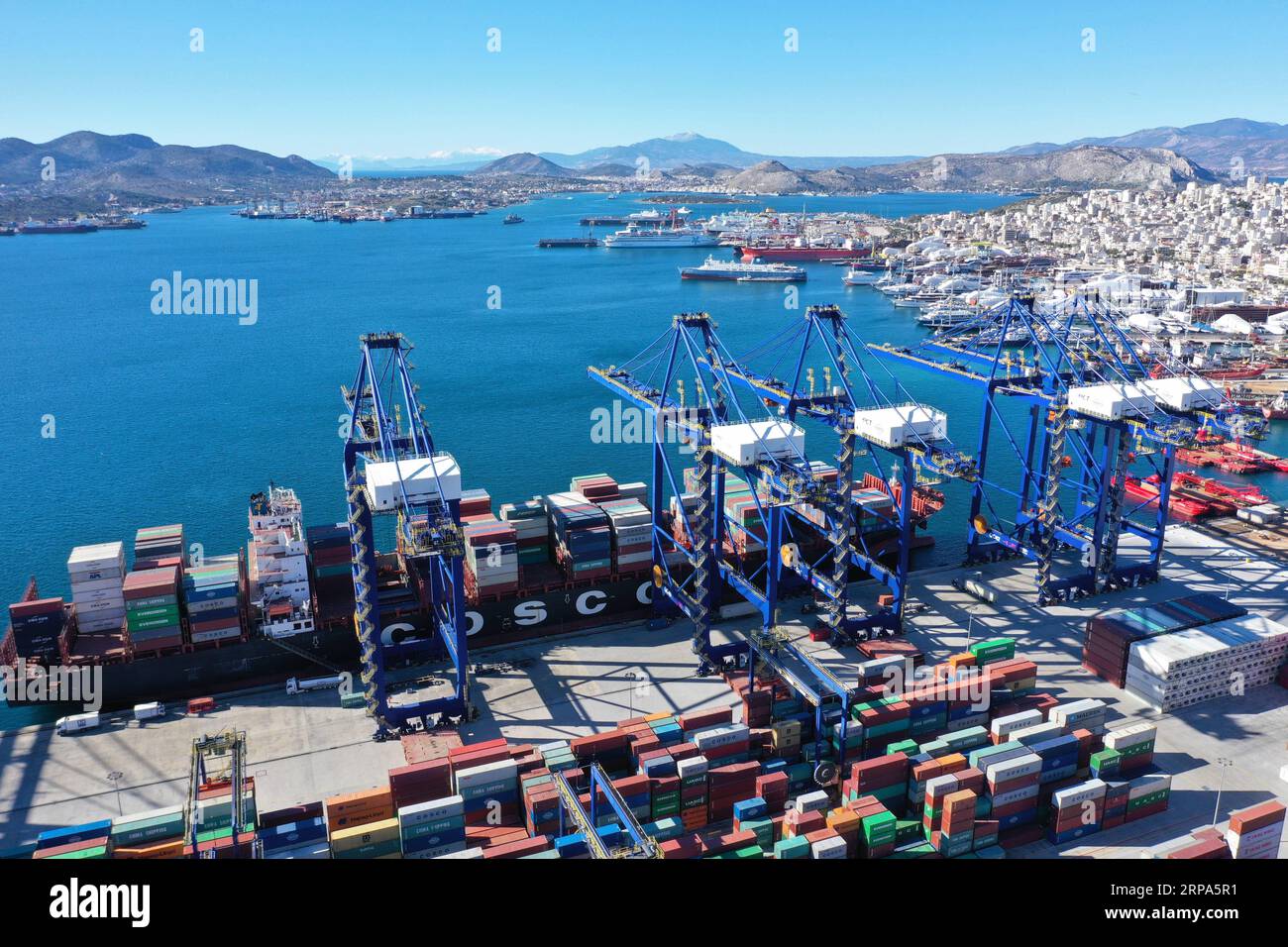 (190426) -- HAFEN von PIRÄUS, 26. April 2019 (Xinhua) -- Luftaufnahme vom 16. Januar 2019 zeigt den Hafen von Piräus, Griechenland. Im Jahr 2016 erwarb die chinesische COSCO-SCHIFFFAHRT einen Anteil von 67 Prozent am Hafen von Piräus, der sich dann in Schwierigkeiten befand. In nur zwei Jahren ist die Performance von Piräus in die Höhe geschnellt. Der Containerumschlag ist von 880.000 TEU im Jahr 2010 auf 4,9 Millionen TEU im Jahr 2018 gestiegen und liegt damit an zweiter Stelle unter allen Mittelmeerhäfen. (Xinhua/Wu Lu) GRIECHENLAND-PIRÄUS HAFENENTWICKLUNG PUBLICATIONxNOTxINxCHN Stockfoto