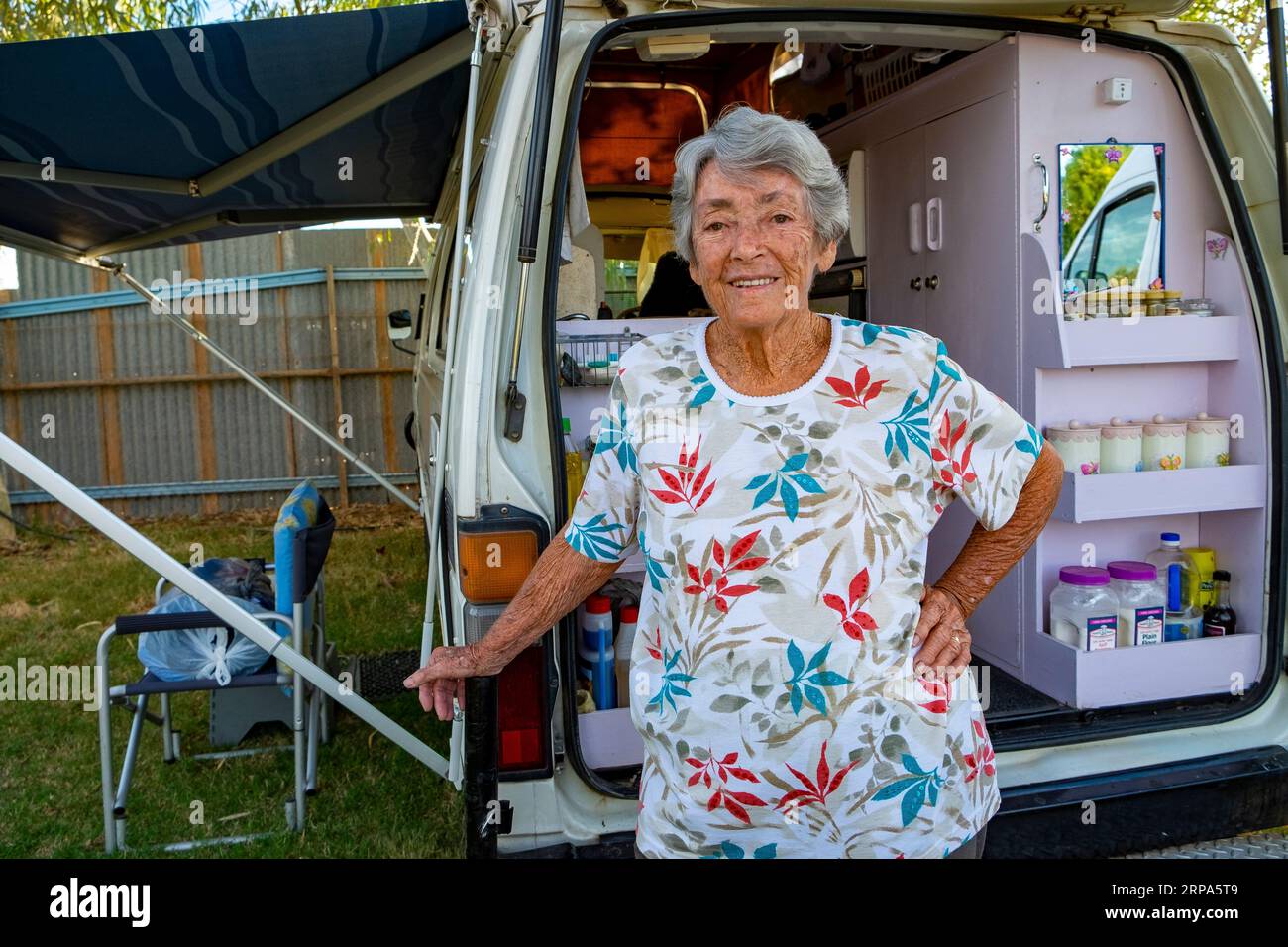 Van reist ältere Frau, die in ihrem Van lebt und Australien reist, im Caravan Park in Winton, Queensland. (Weitere Informationen finden Sie unter zusätzliche Informationen) Stockfoto