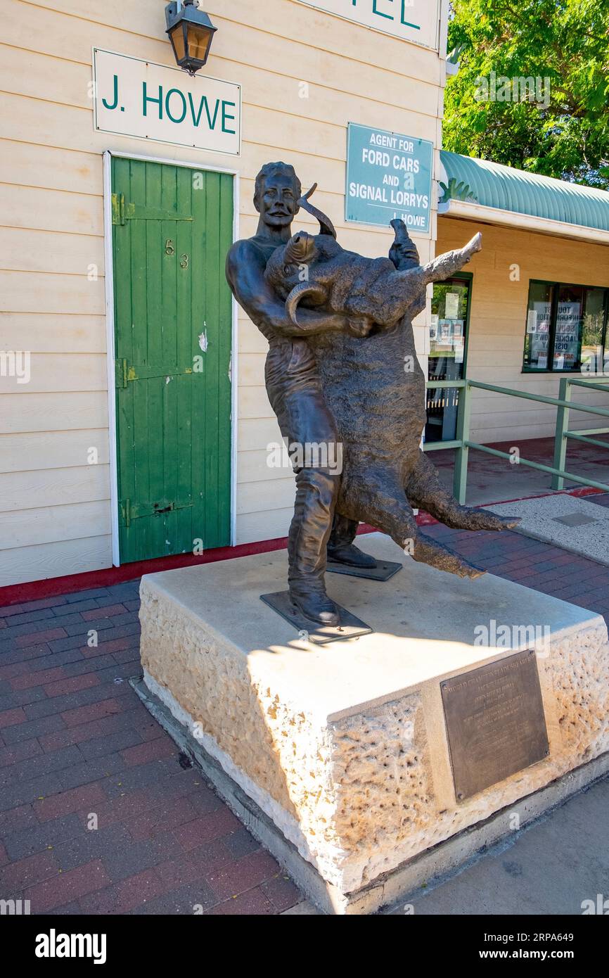 Denkmal zum Gedenken an John Robert Howe, auch bekannt als Jackie Howe (10. Juli 1861 – 21. Juli 1920), einen legendären australischen Schafscherer am Ende des 19. Jahrhunderts, in Blackall, Queensland..Er erlangte Bekanntheit in Australien vor der Föderation im Jahr 1892, als er die täglichen und wöchentlichen Scherrekorde in dieser Stadt brach. Stockfoto