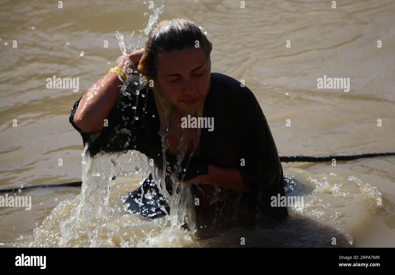 (190428) JERICHO, 28. April 2019 Ein christlicher Pilger nimmt an