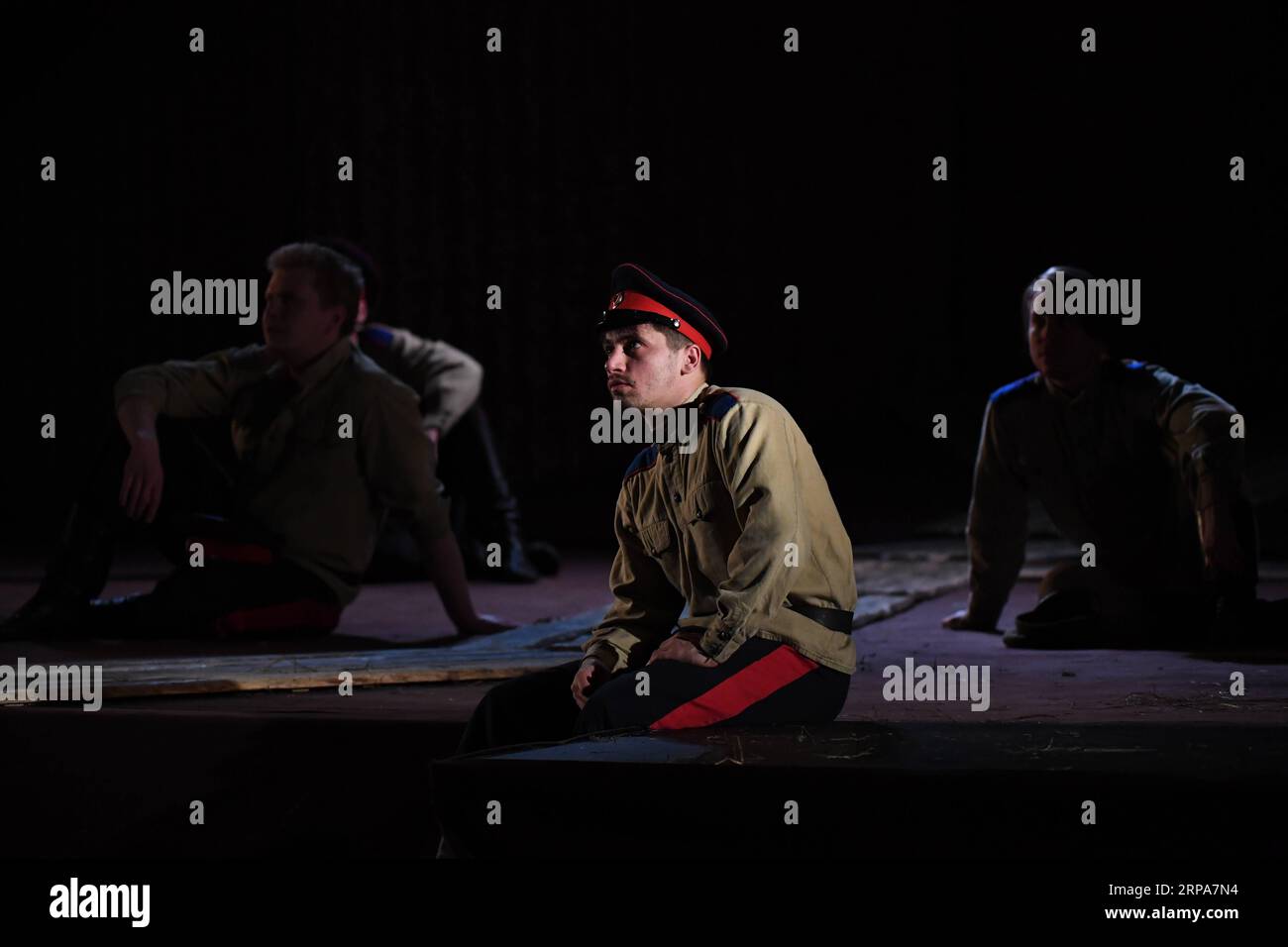 (190428) -- HARBIN, 28. April 2019 (Xinhua) -- Schauspieler treten in dem Stück und den ruhigen Strömen des Don im Harbin Grand Theater in Harbin, der Hauptstadt der nordöstlichen Provinz Heilongjiang, am 28. April 2019 auf. Die Bühnenversion des Stücks und der ruhige Fluss der Don, adaptiert nach dem Roman des russischen Schriftstellers Michail Scholochow, gab am Sonntag sein China-Debüt. (Xinhua/Wang Song) CHINA-HEILONGJIANG-HARBIN-RUSSISCHES SPIELDEBÜT (CN) PUBLICATIONxNOTxINxCHN Stockfoto