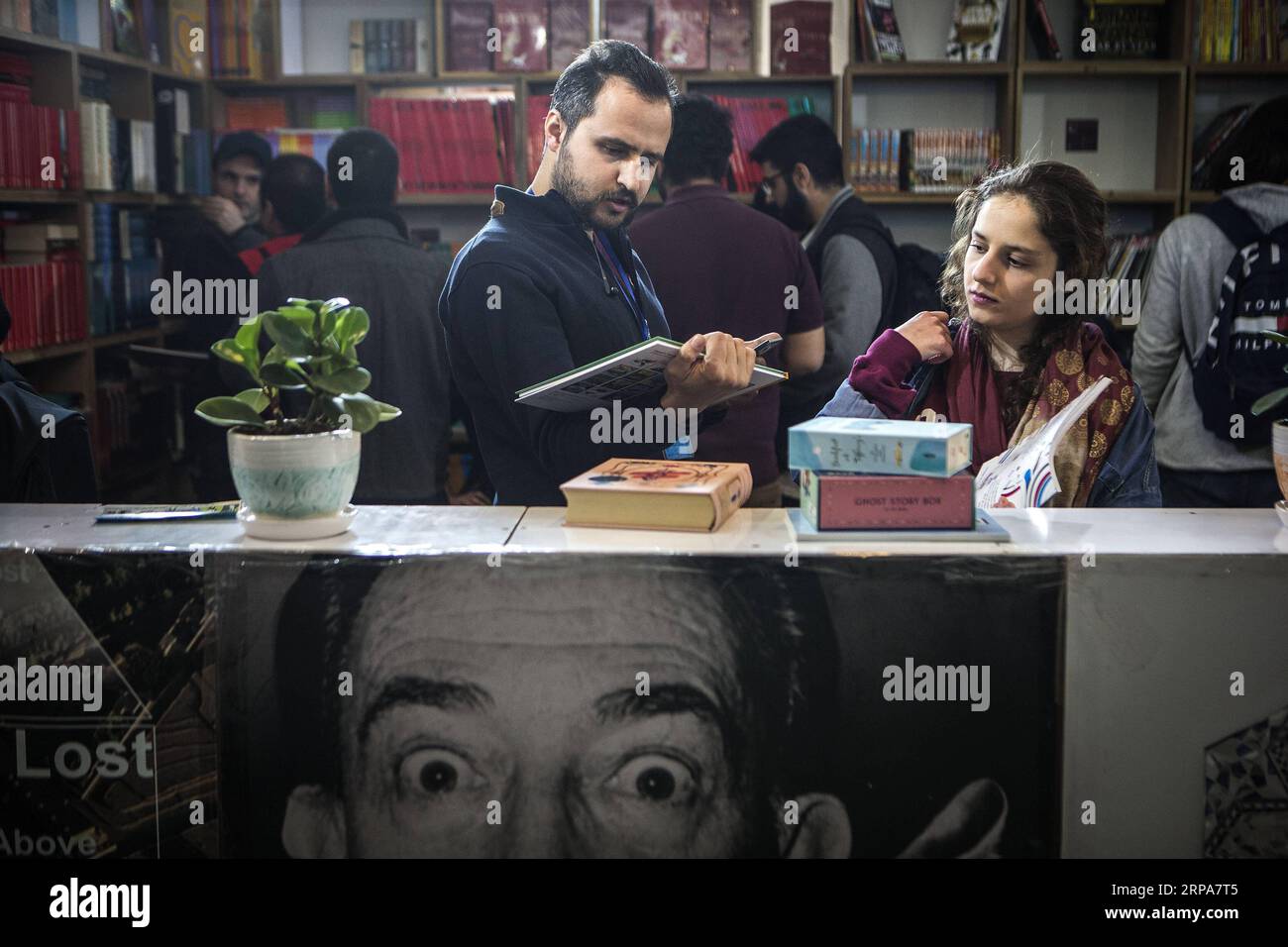 (190428) -- TEHERAN, 28. April 2019 -- Menschen lesen Bücher auf der 32. Teheraner Internationalen Buchmesse in Teheran, Iran, 27. April 2019. Während der 11-tägigen Buchmesse, die am 4. Mai endet, zeigen etwa 2.400 iranische Verlage 300.000 Buchtitel, während etwa 800 ausländische Verlage 137.000 ihre neuesten Publikationen präsentieren. ) IRAN-TEHERAN-INTERNATIONALE BUCHMESSE AhmadxHalabisaz PUBLICATIONxNOTxINxCHN Stockfoto