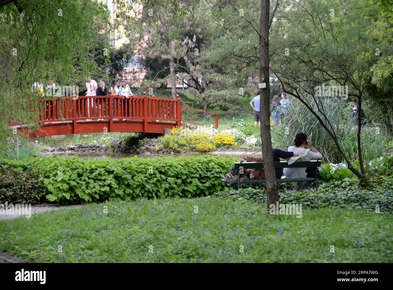 (190428) -- ZAGREB, 28. April 2019 (Xinhua) -- Menschen werden im Botanischen Garten in der Innenstadt von Zagreb, Hauptstadt Kroatiens, am 24. April 2019 gesehen. Der 1889 gegründete Botanische Garten in Zagreb mit einer Gesamtfläche von etwa fünf Hektar ist kostenlos für die Öffentlichkeit zugänglich und empfängt mehr als 100.000 Besuche pro Jahr. (Xinhua/Gao Lei) KROATIEN-ZAGREB-BOTANISCHER GARTEN PUBLICATIONxNOTxINxCHN Stockfoto