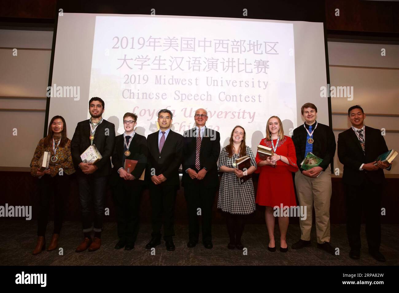 (190428) -- CHICAGO (USA), 28. April 2019 (Xinhua) -- chinesischer Generalkonsul in Chicago Zhao Jian (4. L) posiert mit Gästen und Preisträgern nach dem Midwest College Student Chinese Speech Contest 2019 in Chicago, USA, am 27. April 2019. Der Midwest College Student Chinese Speech Contest 2019 fand an der Loyola University in Chicago statt, an der 40 Studenten im Mittleren Westen der USA teilnahmen. (Xinhua/Wang Ping) US-CHICAGO-MIDWEST COLLEGE STUDENT CHINESE SPEECH CONTEST PUBLICATIONxNOTxINxCHN Stockfoto