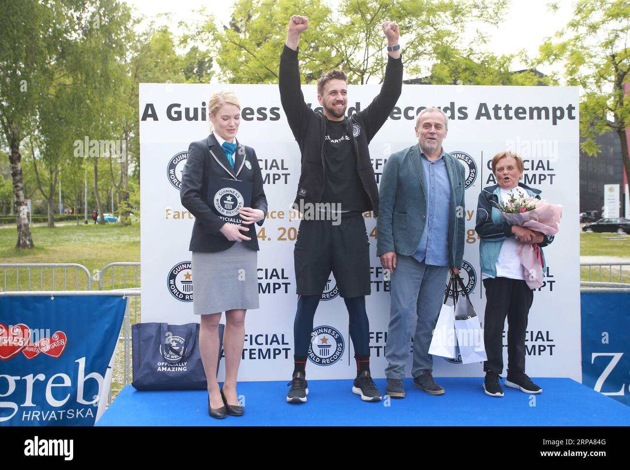 (190428) -- ZAGREB, 28. April 2019 -- Tomislav Lubenjak (2. L) feiert, nachdem er den Guinness-Weltrekord gebrochen hat, weil er ein Auto am weitesten in 24 Stunden von einem Individuum in Zagreb, Kroatien, am 28. April 2019 geschoben hat. Lubenjak startete am Samstag um 15 Uhr und hielt am Sonntag um etwa 14:20 Uhr an, nachdem er das Smart Car mit einem Fahrer 106,938 Kilometer lang im Inneren geschoben hatte. ) KROATIEN-ZAGREB-GUINNESS WELTREKORDWAGEN, DER MATIJAXHABLJAK PUBLICATIONXNOTXINXCHN SCHIEBT Stockfoto