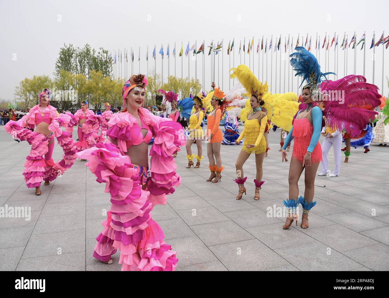 (190429) -- PEKING, 29. April 2019 -- Schauspieler treten auf der Internationalen Gartenbauausstellung 2019 Peking im Bezirk Yanqing von Peking, Hauptstadt von China, am 29. April 2019 auf. Die expo wurde am Montag für die Öffentlichkeit geöffnet. ) (EXPO 2019)CHINA-PEKING-GARTENBAU EXPO-OPENING ACTIVITIES (CN) LIXHE PUBLICATIONXNOTXINXCHN Stockfoto