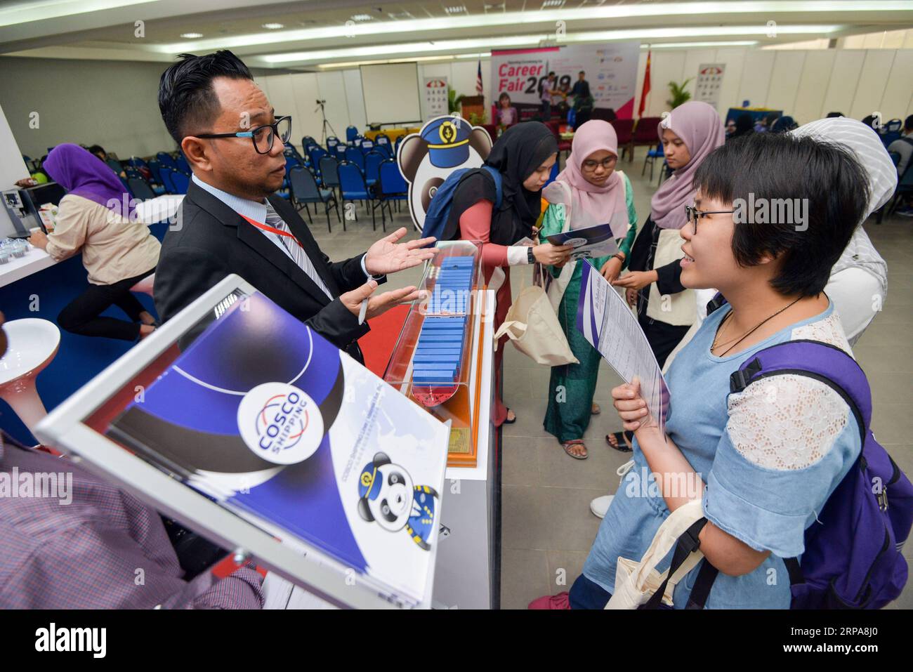 (190429) -- KUALA LUMPUR, 29. April 2019 (Xinhua) -- Jobsuchende Studenten sprechen mit einem Vertreter von COSCO Shipping auf einer Jobmesse führender chinesischer Unternehmen an der Universität von Malaya in Malaysia, Kuala Lumpur, Malaysia, 29. April 2019. Eine Jobmesse führender chinesischer Unternehmen in Malaysia hat Absolventen der Elite-Universität des Landes angezogen, da die zunehmende bilaterale Zusammenarbeit zwischen China und Malaysia neue Möglichkeiten für lokale Talente bietet. (Xinhua/Chong Voon Chung) MALAYSIA-KUALA LUMPUR-CHINESISCHE UNTERNEHMEN-JOBMESSE PUBLICATIONxNOTxINxCHN Stockfoto