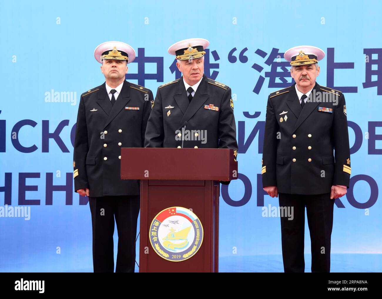 (190429) -- QINGDAO, 29. April 2019 (Xinhua) -- Alexander Vitko (C), Leiter der Joint Sea-2019 Übung von russischer Seite und stellvertretender Oberbefehlshaber der russischen Marine, hält eine Rede bei der Begrüßungszeremonie für russische Marineschiffe in Qingdao, Ostchinas Provinz Shandong, am 29. April 2019. Russische Marineschiffe trafen am Montag in Qingdao ein, um an der chinesisch-russischen gemeinsamen Sea-2019-Übung teilzunehmen. Im Mittelpunkt der Übung steht die gemeinsame Seeverteidigung, die darauf abzielt, die umfassende strategische Partnerschaft zwischen China und Russland zu konsolidieren und weiterzuentwickeln, um die pragmatische Seeschifffahrt zu vertiefen Stockfoto