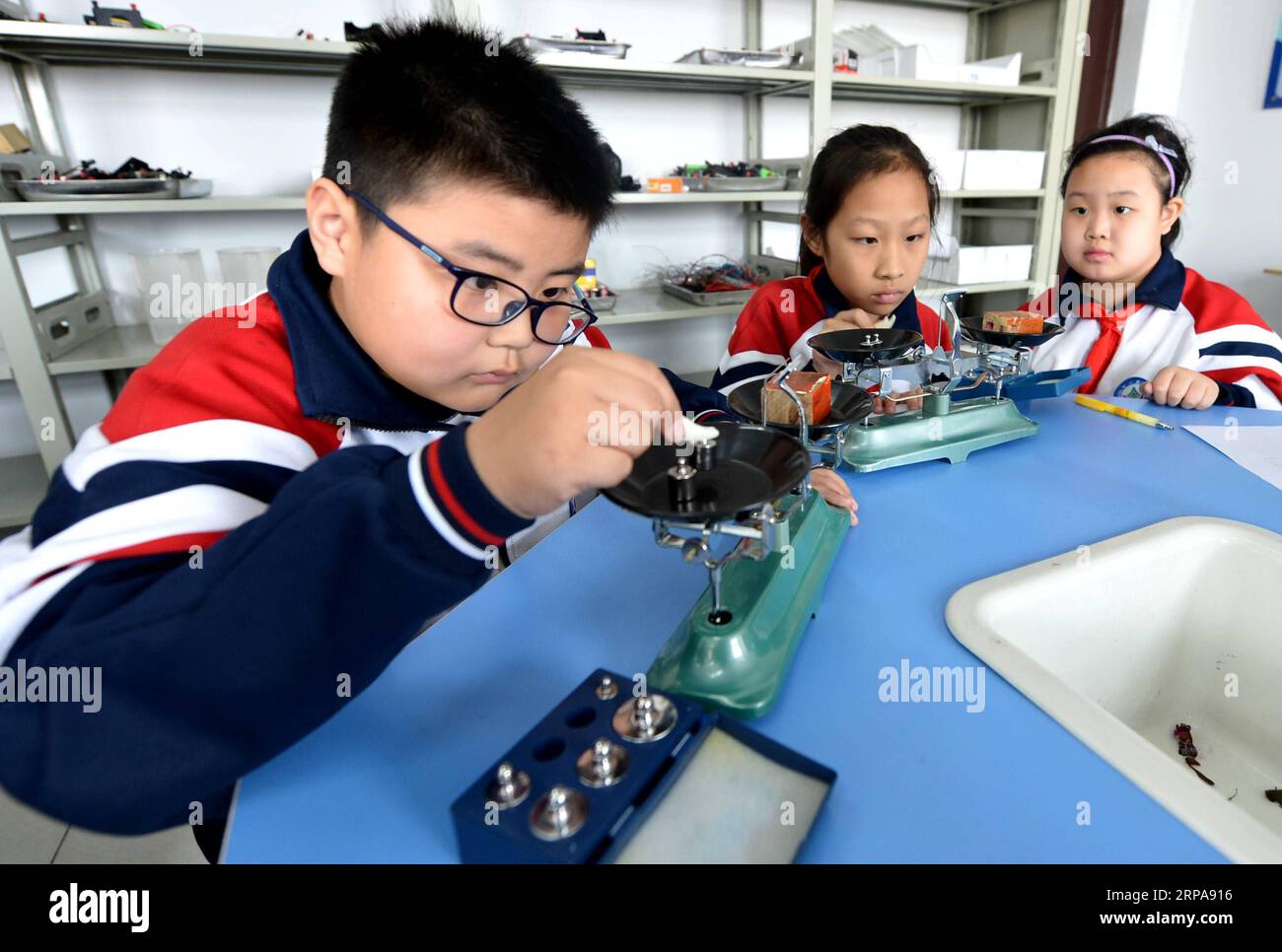 (190430) -- HANDAN, 30. April 2019 (Xinhua) -- Schüler werden während eines Experiments in einer Nachschulklasse im Bezirk Hanshan der Stadt Handan, nordchinesische Provinz Hebei, am 29. April 2019 gesehen. Seit 2018 hat die Experimental Primary School des Bezirks Hanshan nach der Schulklasse gegründet, um sich um die Schüler zu kümmern und die allgemeine Entwicklung der Schüler zu fördern. (Xinhua/Wang Xiao) CHINA-HEBEI-HANDAN-AFTER SCHOOL CLASS (CN) PUBLICATIONxNOTxINxCHN Stockfoto