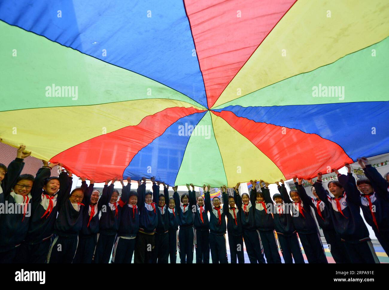 (190430) -- HANDAN, 30. April 2019 (Xinhua) -- Schüler spielen Spiele in einer After-School-Klasse im Bezirk Hanshan der Stadt Handan, nordchinesische Provinz Hebei, 29. April 2019. Seit 2018 hat die Experimental Primary School des Bezirks Hanshan nach der Schulklasse gegründet, um sich um die Schüler zu kümmern und die allgemeine Entwicklung der Schüler zu fördern. (Xinhua/Wang Xiao) CHINA-HEBEI-HANDAN-AFTER SCHOOL CLASS (CN) PUBLICATIONxNOTxINxCHN Stockfoto