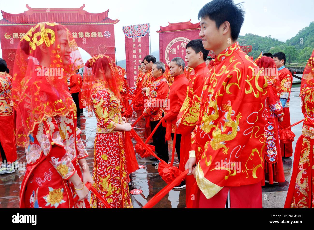 (190430) -- SHANGRAO, 30. April 2019 (Xinhua) -- Paare nehmen an einer kollektiven Hochzeitszeremonie in der Stadt Dexing, ostchinesische Provinz Jiangxi, 30. April 2019 Teil. Am Dienstag fand hier eine kollektive Hochzeitszeremonie statt, an der 70 Paare, sowohl frisch verheiratete als auch ältere Paare, teilnahmen und Sparsamkeit forderten. (Xinhua/Zhuo Zhongwei) CHINA-JIANGXI-DEXING-COLLECTIVE WEDDING CEREMONY (CN) PUBLICATIONxNOTxINxCHN Stockfoto