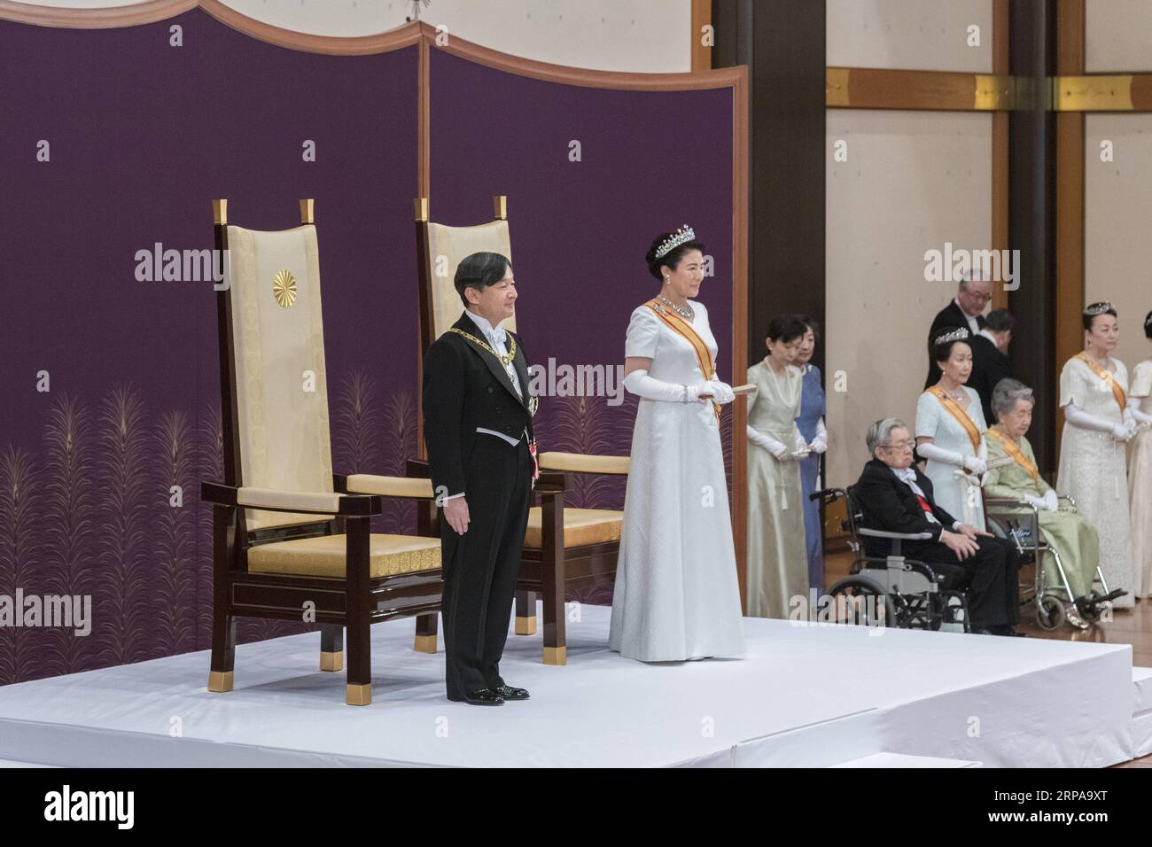 (190501) -- TOKIO, 1. Mai 2019 -- Japans neuer Kaiser Naruhito (1. L) und Kaiserin Masako (2. L) nehmen am 1. Mai 2019 an einer Zeremonie Teil, um das erste Publikum nach dem Thronantritt im Kaiserpalast in Tokio zu empfangen. Der japanische Kaiser Naruhito erklärte am Mittwoch seine Thronfolge auf dem Chrysanthemen-Thron, um den Beginn einer neuen imperialen Ära in Japan zu markieren. HANDOUT DER IMPERIAL HOUSEHOLD AGENCY) (**NUR REDAKTIONELLE VERWENDUNG/KEIN VERKAUF/KEIN KOMMERZIELLER GEBRAUCH/KEINE ÄNDERUNG EINSCHLIESSLICH BESCHNITT/OBLIGATORISCHER KREDIT**) JAPAN-TOKIO-EMPEROR NARUHITO-INTHRONEMENT POOL PUBLICATIONXNOTXINXCHN Stockfoto