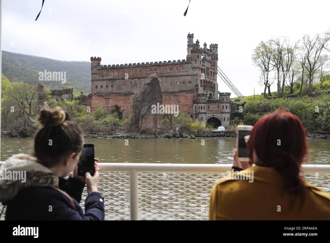 (190501) -- NEW YORK, 1. Mai 2019 -- Menschen machen Fotos vom Bannerman Castle auf der Pollepel Island am Hudson River im Bundesstaat New York, USA, 30. April 2019. Die Pollepel Island, auch bekannt als Bannerman Island, wurde 1900 von der Familie Bannerman als Lager für Kriegsausrüstung und Munition gekauft. Die Insel, die jetzt zu einem öffentlichen Tourenort geworden ist, wird vom 1. Mai bis 31. Oktober dieses Jahres für die Öffentlichkeit zugänglich sein und verschiedene Veranstaltungen und Aktivitäten umfassen Bootsfahrten, Theateraufführungen usw. ) U.S.-NEW YORK-HUDSON RIVER-POLLEPEL INSEL-TOURISTENATTRAKTION WANG Stockfoto