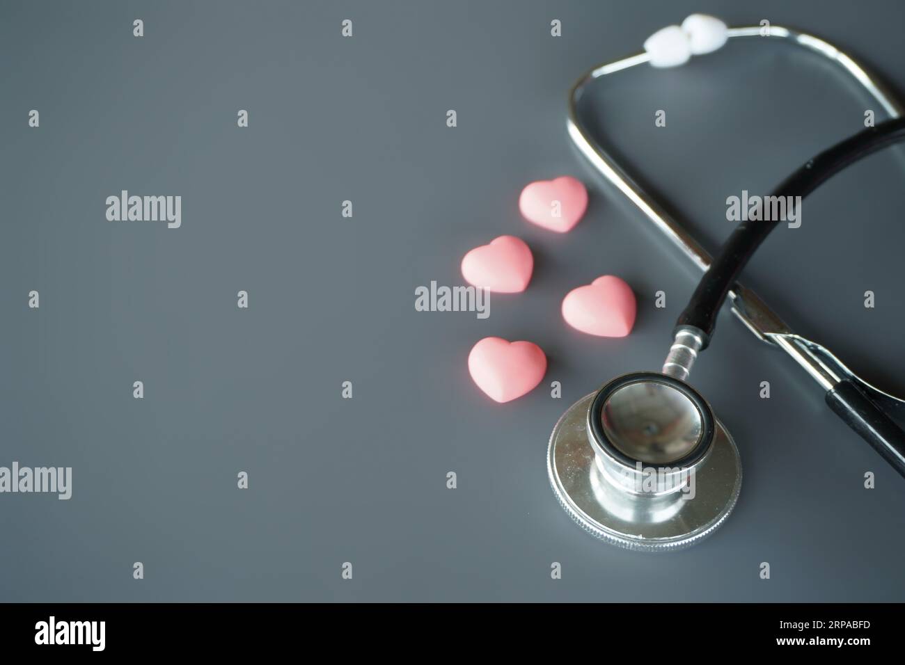 Rosafarbene Herzen und Stethoskop mit Textabstand. Stockfoto