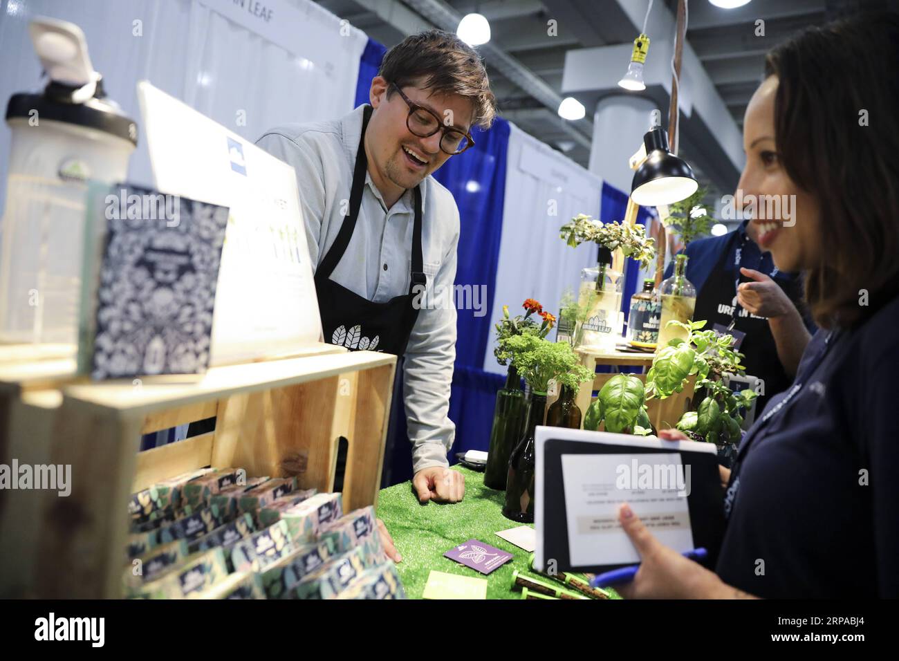 (190502) -- NEW YORK, 2. Mai 2019 -- Ein Besucher schaut sich Gartenkits an einem Stand des TechDay New York im Javits Center, New York, USA, am 2. Mai 2019 an. Die eintägige Startup-Veranstaltung feierte am Donnerstag ihr Debüt, an der rund 300 Startup-Aussteller teilnahmen. ) U.S.-NEW YORK-TECHDAY-STARTUPS WangxYing PUBLICATIONxNOTxINxCHN Stockfoto