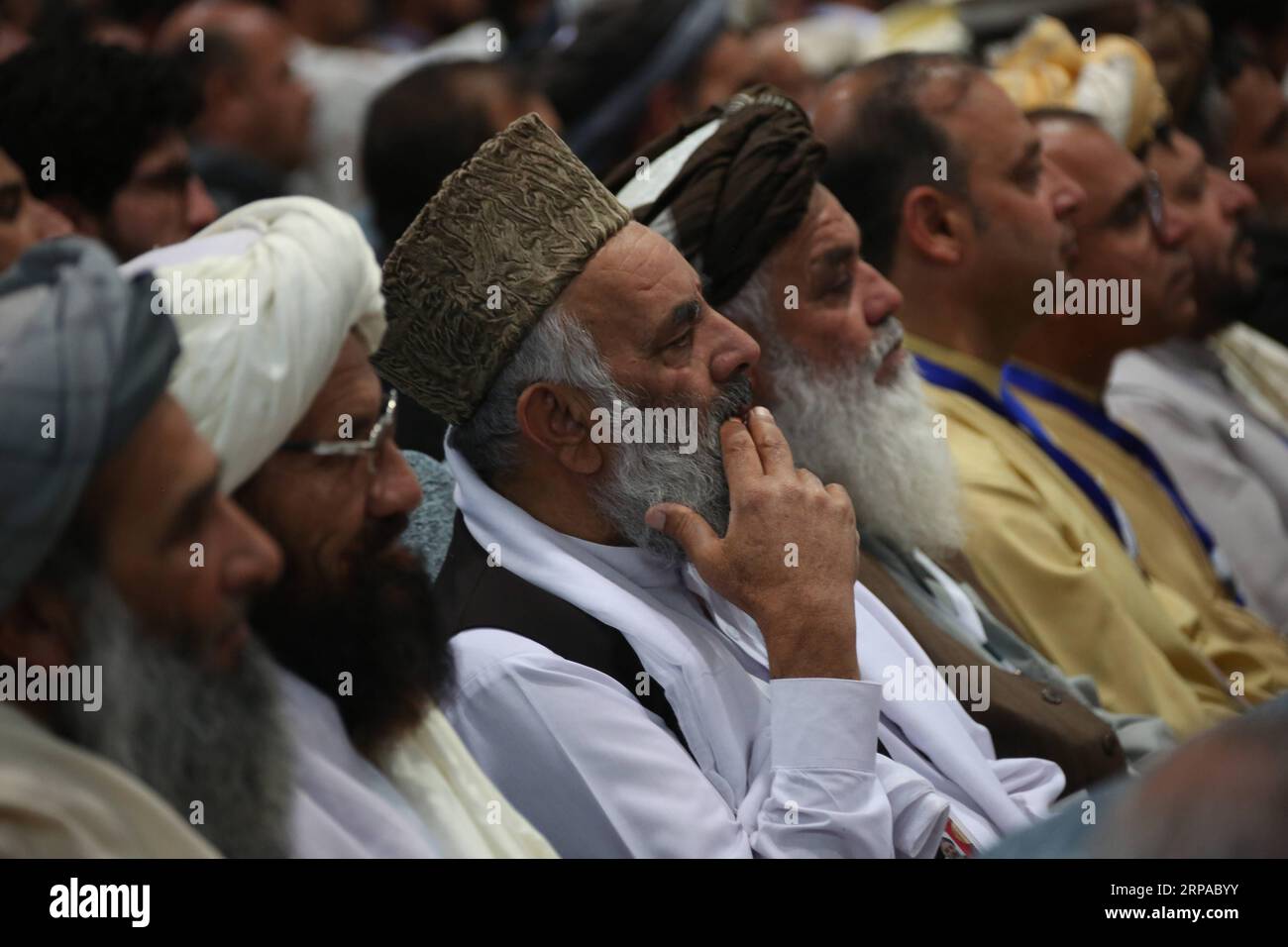 (190503) -- KABUL, 3. Mai 2019 -- Vertreter sind am letzten Tag der beratenden Loya Jirga in Kabul, der Hauptstadt Afghanistans, am 3. Mai 2019 anwesend. Der afghanische Präsident Mohammad Ashraf Ghani forderte die Taliban-Gruppe erneut auf, die Kämpfe aufzugeben und sich dem Friedensprozess anzuschließen, um den Krieg in Afghanistan zu beenden, wie die beratende Loya Jirga oder die große Versammlung der Ältesten und Häuptlinge hier am Freitag abgeschlossen haben. ) AFGHANISTAN-KABUL-LOYA JIRGA RahmatxAlizadah PUBLICATIONxNOTxINxCHN Stockfoto