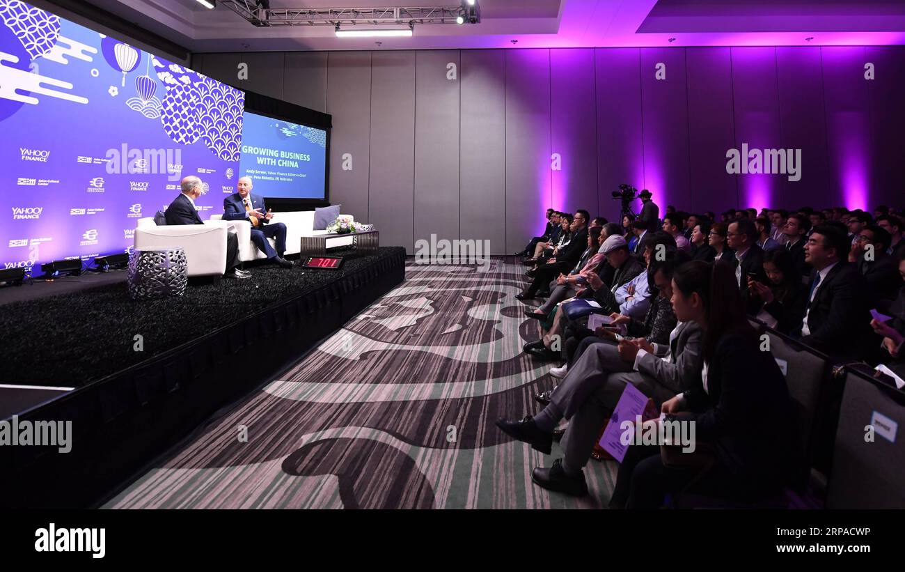 (190504) -- OMAHA, 4. Mai 2019 (Xinhua) -- Andy Serwer, Chefredakteur von Yahoo Finance (1. L) und Gouverneur des US-Bundesstaates Nebraska Pete Ricketts (2. L) nehmen am 3. Mai 2019 an einem Forum über US-chinesische Investitionen Teil, das von der New Yorker Business News-Website Yahoo Finance in Omaha (USA) veranstaltet wird. (Xinhua/Yang Chenglin) U.S.-OMAHA-PETE RICKETTS-U.S.-CHINA INVESTMENT FORUM PUBLICATIONxNOTxINxCHN Stockfoto