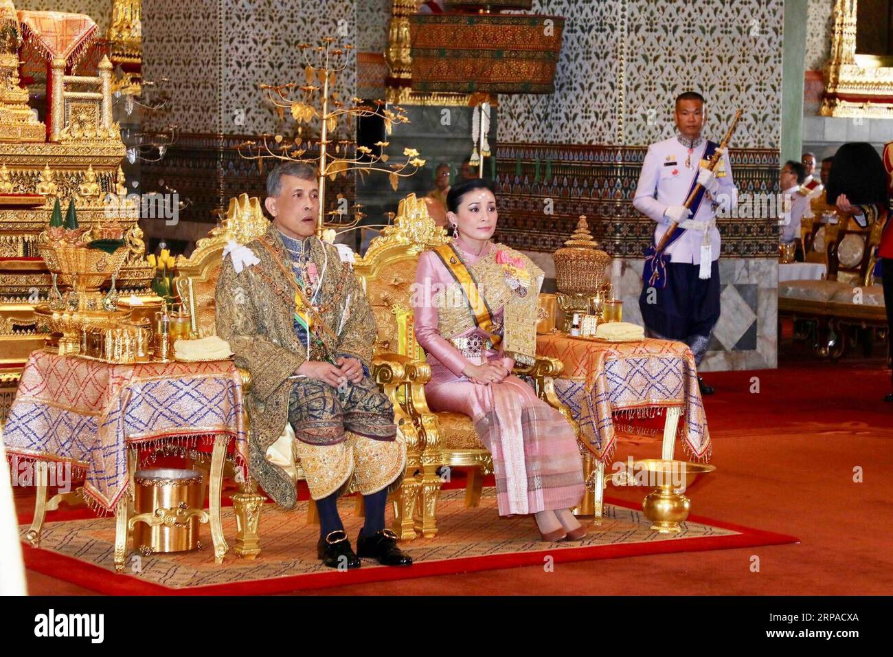 (190504) -- BANGKOK, 4. Mai 2019 () -- thailändischer König Maha Vajiralongkorn und Königin Suthida nehmen am 4. Mai 2019 an der Krönungszeremonie in Bangkok, Thailand, Teil. Der thailändische König Maha Vajiralongkorn wurde in der Baisal-Daksin-Thronhalle des Großen Palastes in Bangkok gekrönt und wurde nach thailändischer Tradition zum rechtmäßigen Oberhaupt des Königreichs. (/ROYAL HOUSEHOLD BUREAU) THAILAND-BANGKOK-KING-KRÖNUNG XINHUA PUBLICATIONXNOTXINXCHN Stockfoto