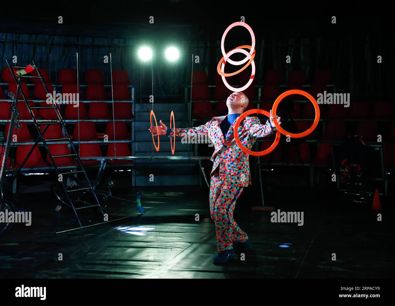 (190504) -- SEOUL, 4. Mai 2019 (Xinhua) -- Ein südkoreanischer Künstler tritt bei einer Medienvorschau des Seoul Circus Festivals 2019 auf: Circus Cabaret in Seoul, Südkorea, 2. Mai 2019. Das Seoul Circus Festival 2019: Circus Cabaret findet vom 4. Bis 6. Mai in Seoul statt. Während der Veranstaltung werden 14 akrobatische Programme veranstaltet. (Xinhua/Wang Jingqiang) SÜDKOREA-SEOUL-CIRCUS CABARET PUBLICATIONxNOTxINxCHN Stockfoto
