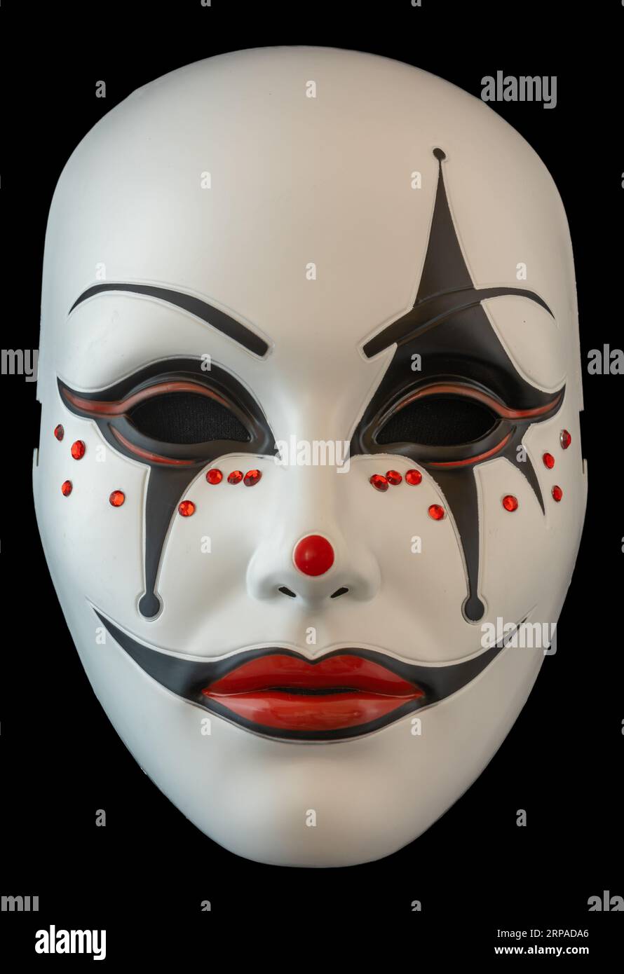 Gruselige Jester Halbmaske isoliert auf schwarz. Stockfoto