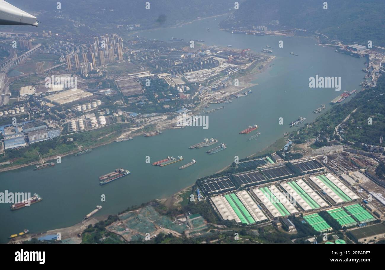 (190505) -- PEKING, 5. Mai 2019 (Xinhua) -- Luftaufnahme vom 25. März 2019 zeigt Frachtschiffe auf dem Yangtze-Fluss im südwestchinesischen Chongqing. (Xinhua/Liu Chan) Xinhua Schlagzeilen: Die Welt profitiert von der Entwicklung Westchinas PUBLICATIONxNOTxINxCHN Stockfoto