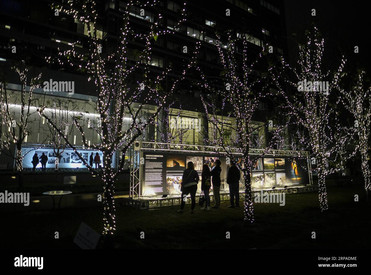 (190505) -- LOS ANGELES, 5. Mai 2019 -- Besucher werden während der Photoville 2019 im Annenberg Space for Photography in Los Angeles, USA, am 3. Mai 2019 gesehen. Photoville begann als kostenloses Outdoor-Fotofestival in der Nähe der Brooklyn Bridge in New York mit einem modularen Veranstaltungsort aus Versandcontainern. U.S.-LOS ANGELES-PHOTOVILLE-AUSSTELLUNG ZhaoxHanrong PUBLICATIONxNOTxINxCHN Stockfoto