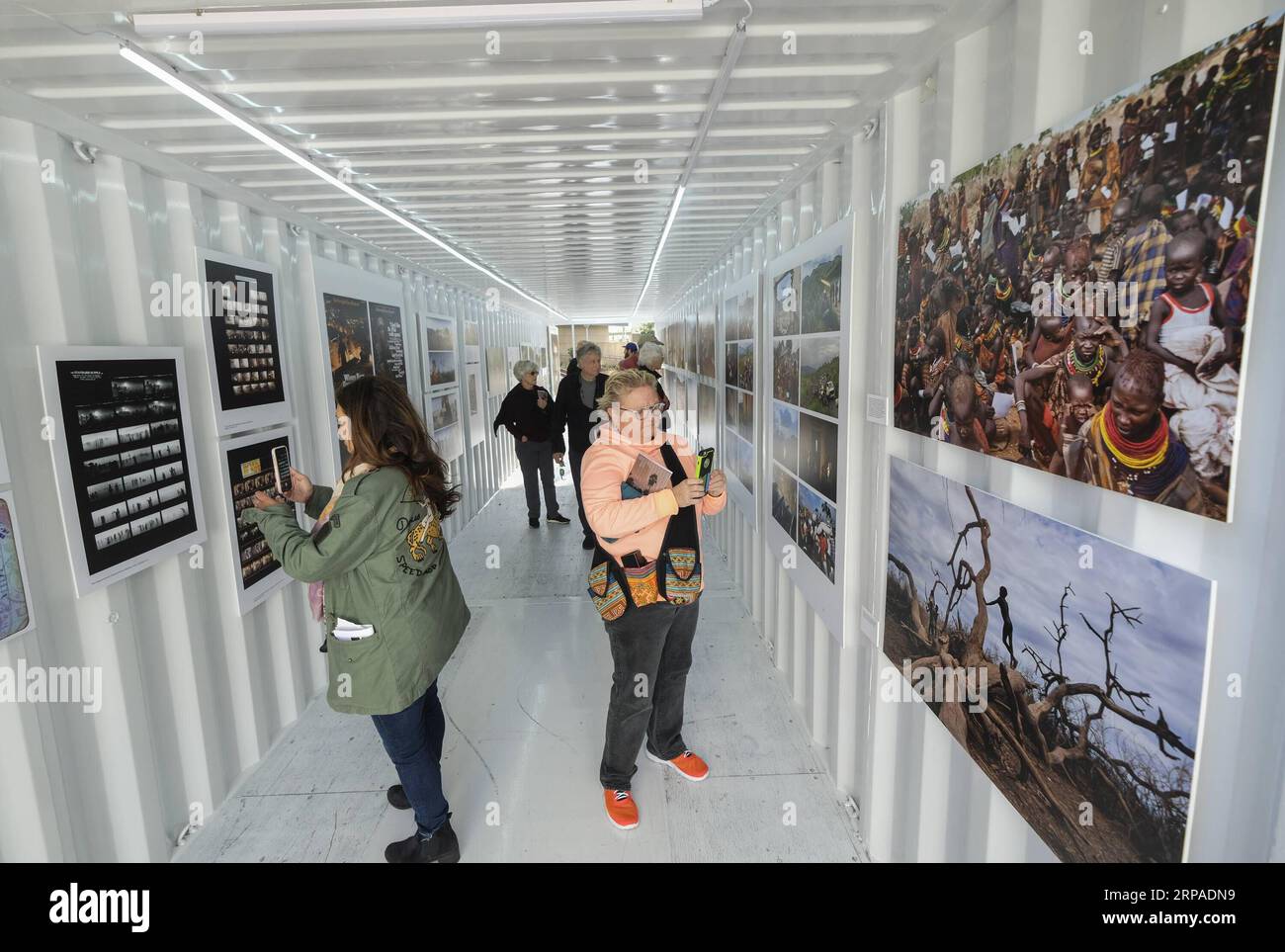 (190505) -- LOS ANGELES, 5. Mai 2019 -- Besucher sehen Exponate während der Photoville 2019 im Annenberg Space for Photography in Los Angeles, USA am 3. Mai 2019. Photoville begann als kostenloses Outdoor-Fotofestival in der Nähe der Brooklyn Bridge in New York mit einem modularen Veranstaltungsort aus Versandcontainern. U.S.-LOS ANGELES-PHOTOVILLE-AUSSTELLUNG ZhaoxHanrong PUBLICATIONxNOTxINxCHN Stockfoto