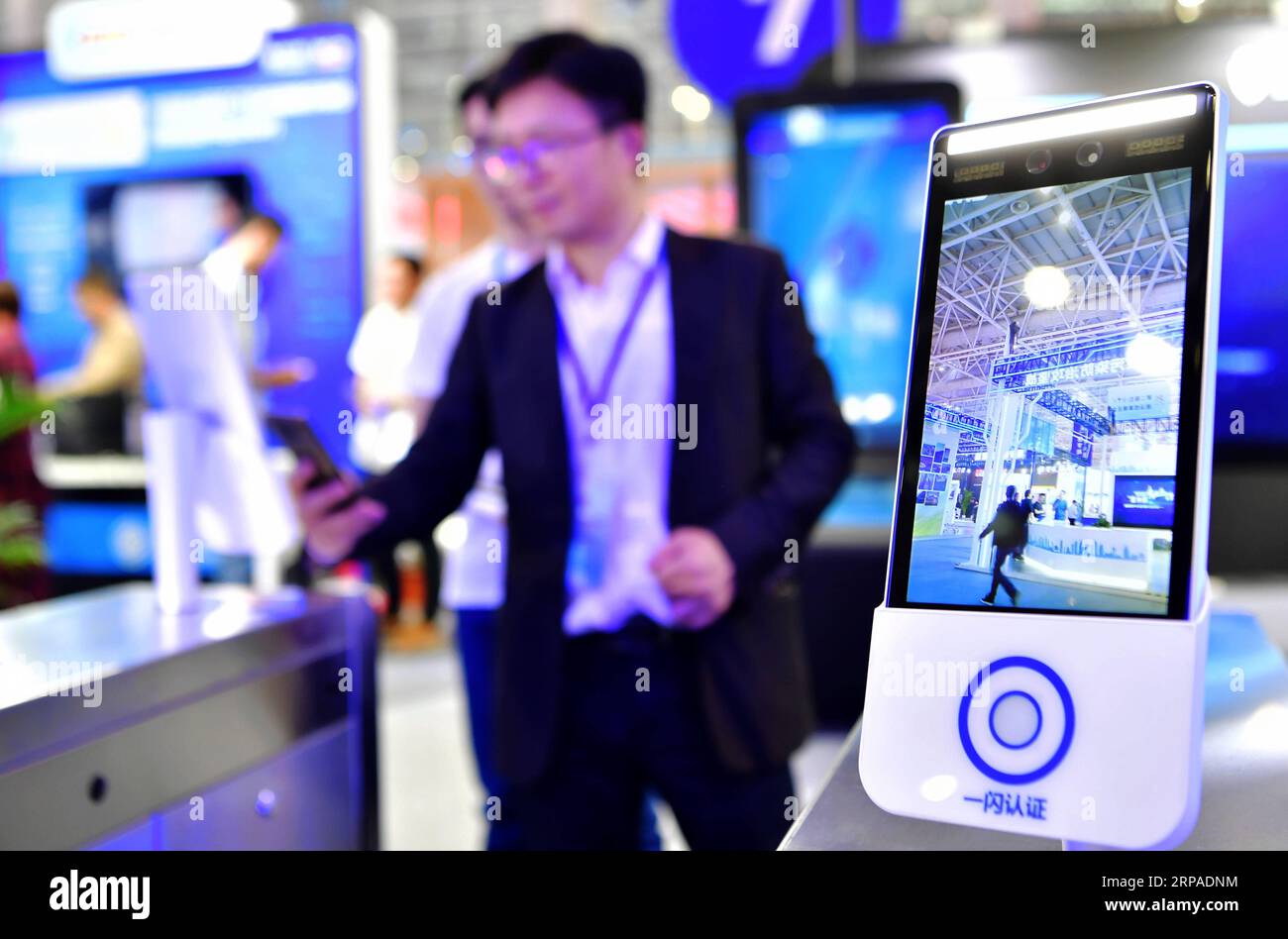 (190505) -- FUZHOU, 5. Mai 2019 (Xinhua) -- ein Aussteller zeigt auf der 2. Digital China Exhibition in Fuzhou, Provinz Fujian im Südosten Chinas, 5. Mai 2019 ein Einstiegsschutzsystem mit Gesichtserkennung. Die 2. Digital China Exhibition findet vom 5. Bis 9. Mai im Fuzhou Strait International Conference & Exhibition Center statt. (Xinhua/Wei Peiquan) CHINA-FUJIAN-FUZHOU-DIGITAL CHINA EXHIBITION (CN) PUBLICATIONxNOTxINxCHN Stockfoto