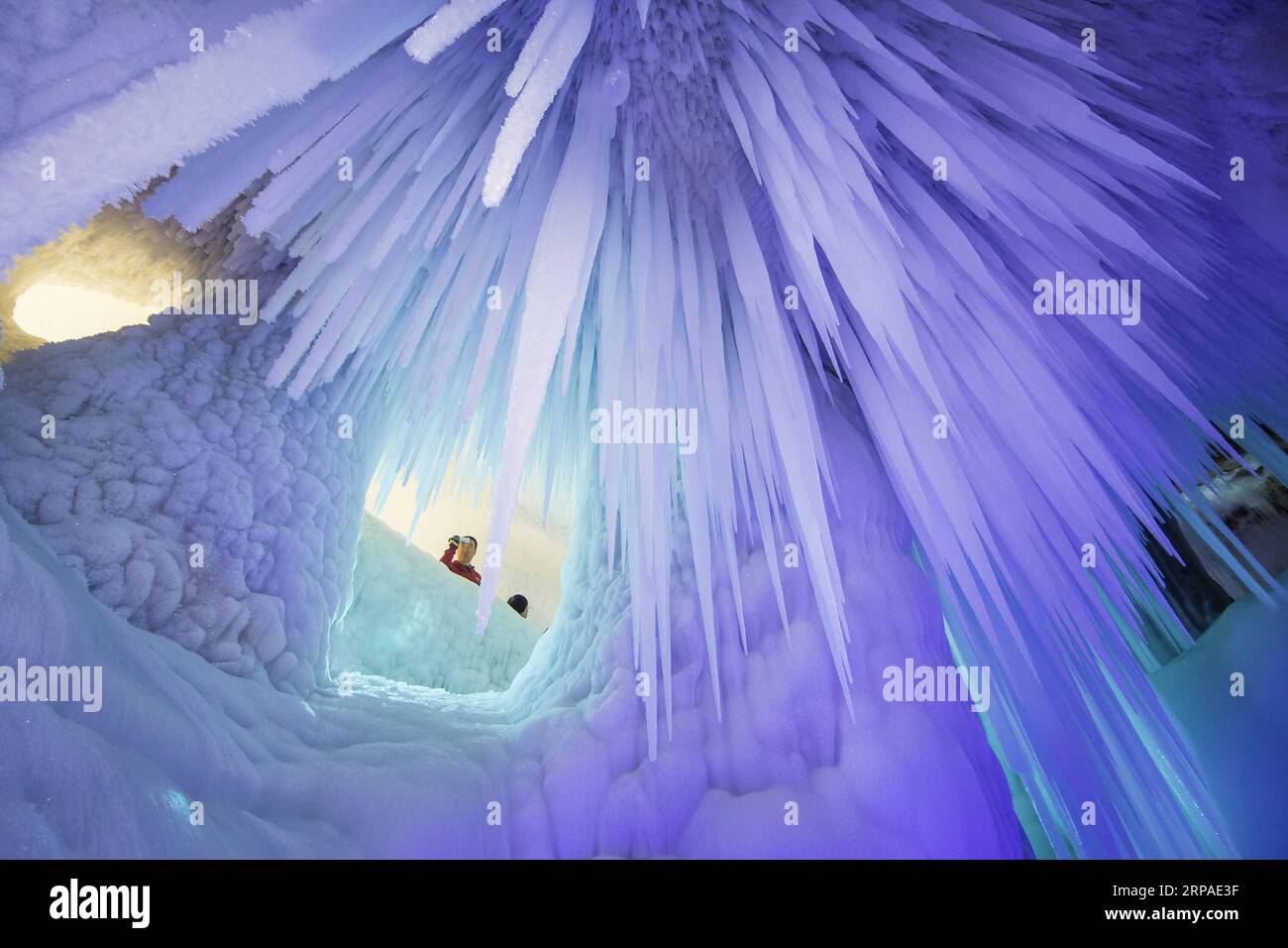 (190506) -- PEKING, 6. Mai 2019 (Xinhua) -- Touristen besuchen eine Eishöhle in Luyashan, landschaftlich reizvolle Gegend im Ningwu County der Stadt Xinzhou, nordchinesische Provinz Shanxi, 4. Mai 2019. Forschungsergebnissen zufolge entstand die Eishöhle mit einer Tiefe von 100 Metern vor drei Millionen Jahren. (Xinhua/Cao Jianguo) XINHUA FOTOS DES TAGES PUBLICATIONxNOTxINxCHN Stockfoto