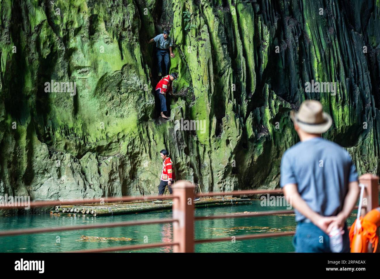 (190506) -- ZIYUN, 6. Mai 2019 (Xinhua) -- Foto aufgenommen am 19. April 2019 zeigt einen Touristen, der die Klippenspinnen im malerischen Gebiet des Getu River im Miao-Bouyei Autonomous County Ziyun, Anshun, im Südwesten der chinesischen Provinz Guizhou, kostenlos im Alleingang beobachtet. Luo Dengping aus der Miao-Ethnie, 38, konnte in 20 Minuten auf einer 80 Meter hohen Klippe ohne Hilfsmittel und ohne Schutz in der malerischen Gegend des Getu River ein freies hin- und herklettern. Fünf weitere Klippenspinnen wie Luo spielen zweimal bis fünf Mal am Tag ein kostenloses Solo für die Touristen. (Xinhua/Tao Liang) CHINA-GUIZHOU-ANSHUN-FREIER AUFSTIEG Stockfoto