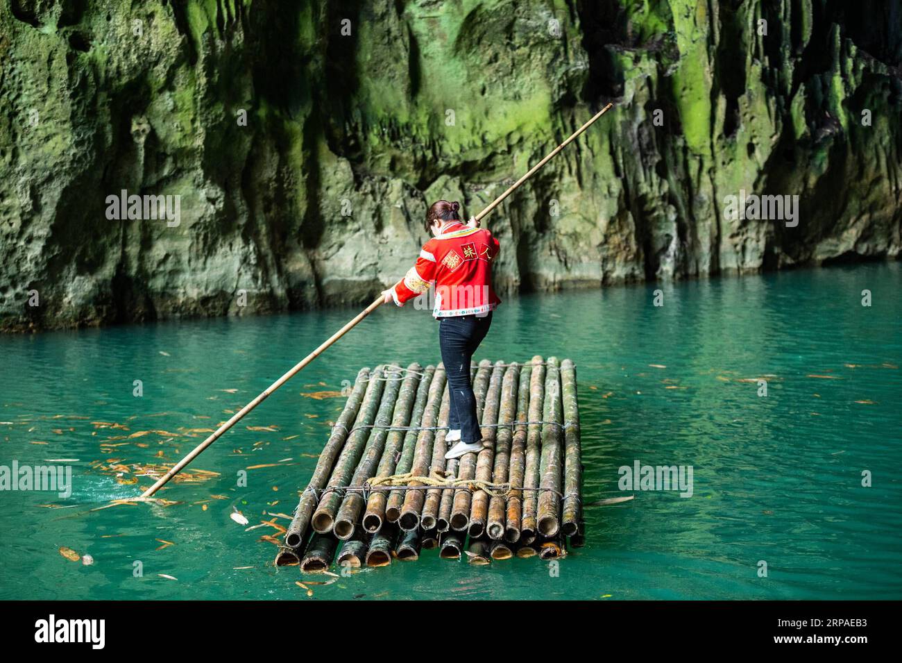 (190506) -- ZIYUN, 6. Mai 2019 (Xinhua) -- Foto aufgenommen am 19. April 2019 zeigt die Klippenspinnenfrau Luo Dengping, die zu einer Klippe am Getu River rudert. Luo Dengping aus der Miao-Ethnie, 38, konnte in 20 Minuten auf einer 80 Meter hohen Klippe ohne Hilfsmittel und ohne Schutz in der malerischen Gegend des Getu River ein freies hin- und herklettern. Fünf weitere Klippenspinnen wie Luo spielen zweimal bis fünf Mal am Tag ein kostenloses Solo für die Touristen. (Xinhua/Tao Liang) CHINA-GUIZHOU-ANSHUN-FREE CLIMBING-SPIDERM Stockfoto