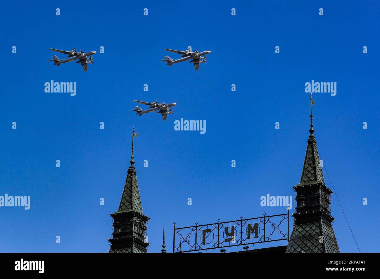 (190507) -- MOSOCW, 7. Mai 2019 (Xinhua) -- Tu-95MS strategische Bomber fliegen über den Roten Platz während einer Probe für die Siegesparade in Moskau, Russland, 7. Mai 2019. Der 74. Jahrestag des Sieges über Nazi-Deutschland im Zweiten Weltkrieg wird hier am 9. Mai begangen. (Xinhua/Bai Xueqi) RUSSLAND-MOSKAU-SIEG-TAG-PARADE-PROBE PUBLICATIONxNOTxINxCHN Stockfoto