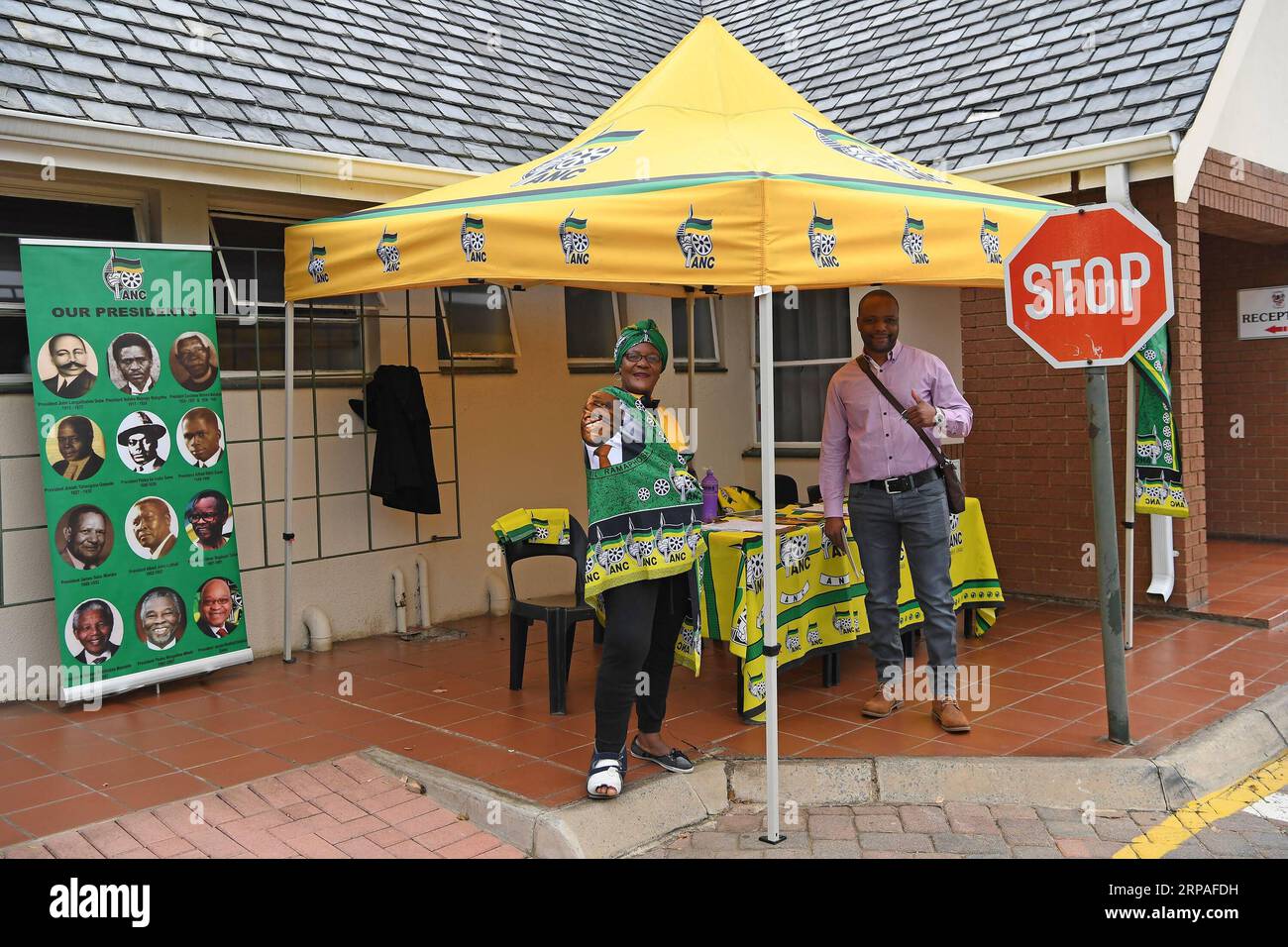 (190508) -- JOHANNESBURG, 8. Mai 2019 (Xinhua) -- Mitarbeiter des Afrikanischen Nationalkongresses (ANC) arbeiten am 8. Mai 2019 an einer Wahlstation im Crawford College in Johannesburg, Südafrika. Südafrikaner strömen am Mittwoch zu etwa 23.000 Wahllokalen im ganzen Land, um Stimmzettel abzugeben, die bestimmen werden, welche Partei das Land in den nächsten fünf Jahren regieren soll. (Xinhua/Chen Cheng) SÜDAFRIKA-JOHANNESBURG-WAHLEN PUBLICATIONxNOTxINxCHN Stockfoto