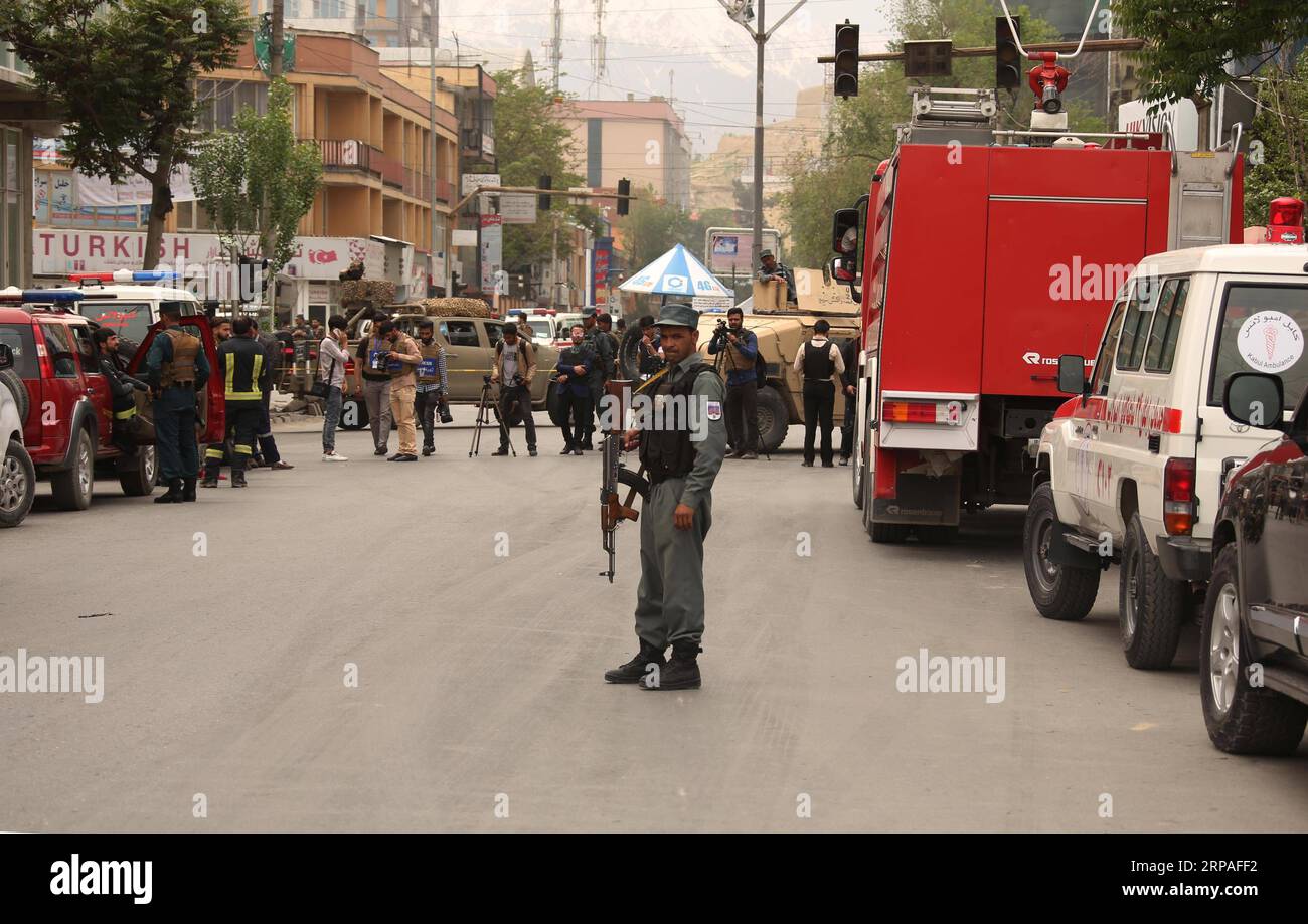 (190508) -- KABUL, 8. Mai 2019 -- afghanisches Sicherheitspersonal steht in der Nähe des Explosionsstandorts in Kabul, Hauptstadt Afghanistans, 8. Mai 2019. Mindestens ein Angreifer wurde getötet und neun Menschen wurden verletzt, nachdem am Mittwoch eine Selbstmordbombenexplosion der Taliban vor einer Hilfsorganisation im zentralen Teil der afghanischen Hauptstadt Kabul erschütterte, sagte die Regierung. AFGHANISTAN-KABUL-BLAST RahmatxAlizadah PUBLICATIONxNOTxINxCHN Stockfoto