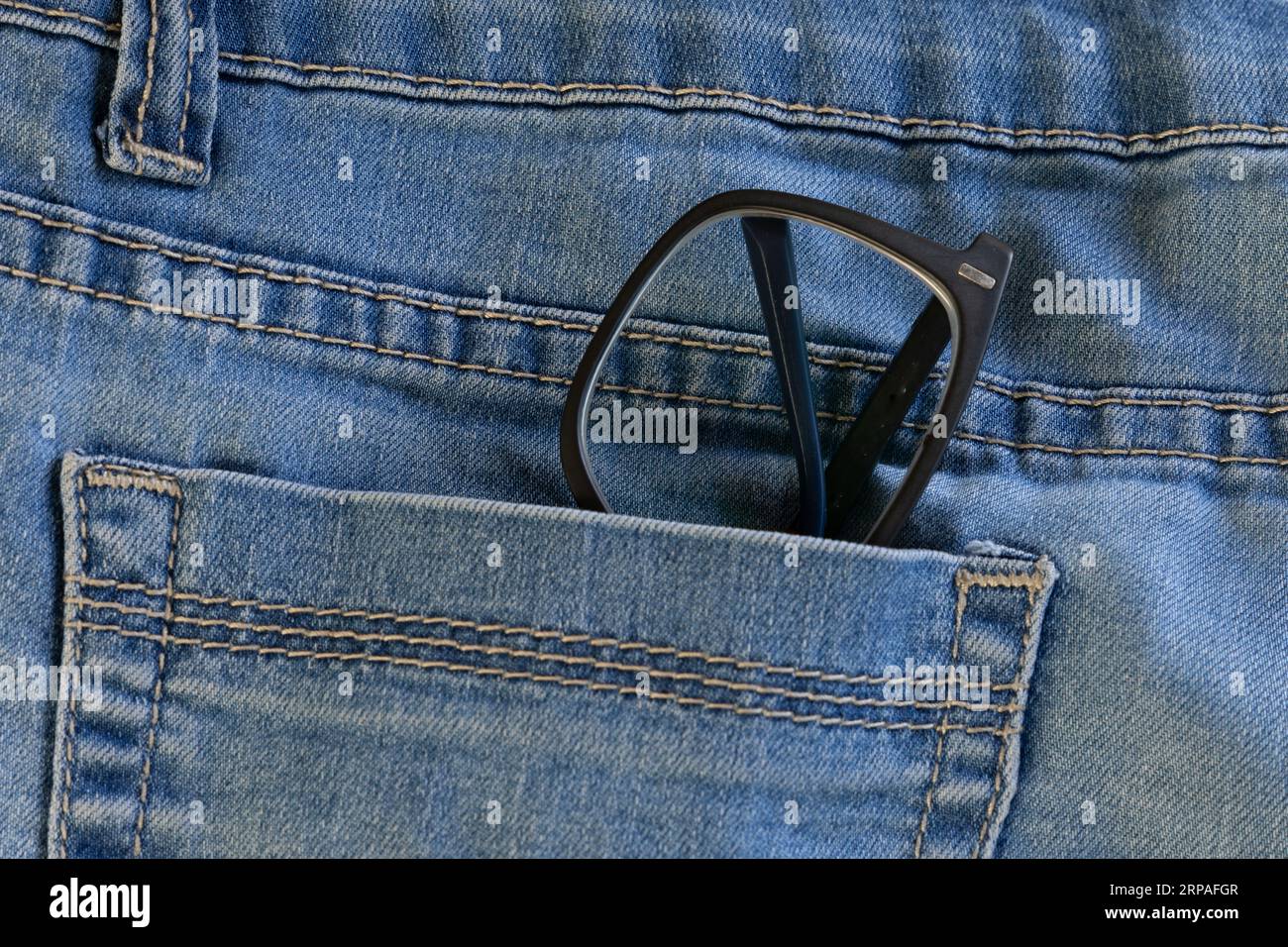 Brillen auf Rezept in einer blauen Hosentasche aus Jeans Stockfoto