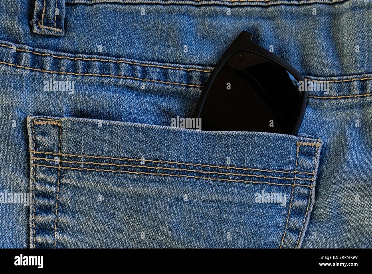 Eine Sonnenbrille in der Gesäßtasche einer blauen Jeans Stockfoto