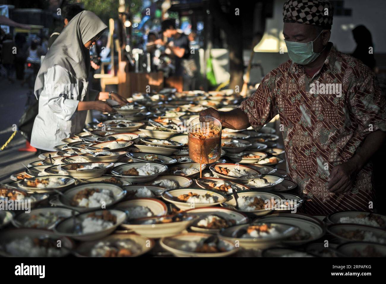 (190508) -- YOGYAKARTA, 8. Mai 2019 -- Einheimische bereiten das iftar-Essen für Muslime vor, um ihr Fasten bei Sonnenuntergang in der Jogokariyan-Moschee in Yogyakarta, Indonesien, am 8. Mai 2019 zu brechen. ) INDONESIA-YOGYAKARTA-RAMADAN Supriyanto PUBLICATIONxNOTxINxCHN Stockfoto