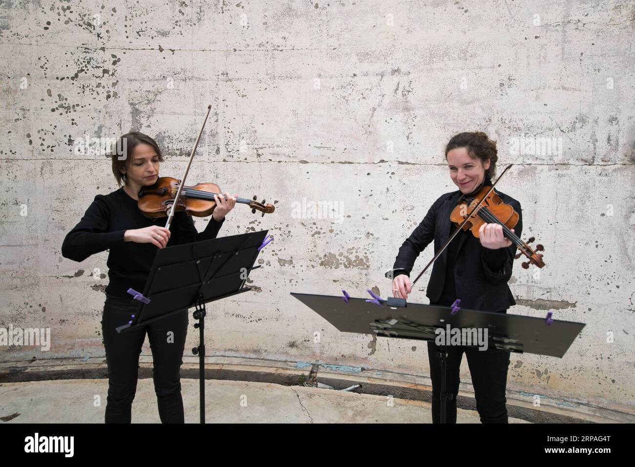 (190509) -- CANBERRA, 9. Mai 2019 (Xinhua) -- zwei Violinisten treten während eines Konzerts des 25. Canberra International Music Festival (CIMF) am Mount Stromlo Observatory in der australischen Hauptstadt Canberra am 8. Mai 2019 auf. Das Festival, dessen Thema Bachs Musik ist, hat mehr als 40 Veranstaltungen an 10 Tagen an verschiedenen Orten in Canberra. (Xinhua/Liang Tianzhou) AUSTRALIA-CANBERRA-INTERNATIONAL MUSIC FESTIVAL PUBLICATIONxNOTxINxCHN Stockfoto
