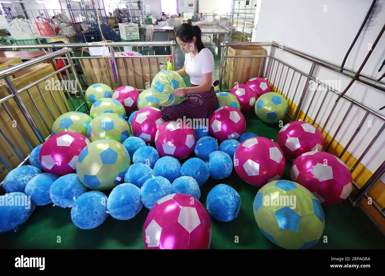 (190510) -- PEKING, 10. Mai 2019 -- Eine Frau überprüft Produkte in einer Spielzeugfabrik im Wuzhi County in der zentralchinesischen Provinz Henan, 11. August 2017. ) Xinhua Schlagzeilen: China erhöht die gezielte Finanzierung der Realwirtschaft FengxXiaomin PUBLICATIONxNOTxINxCHN Stockfoto