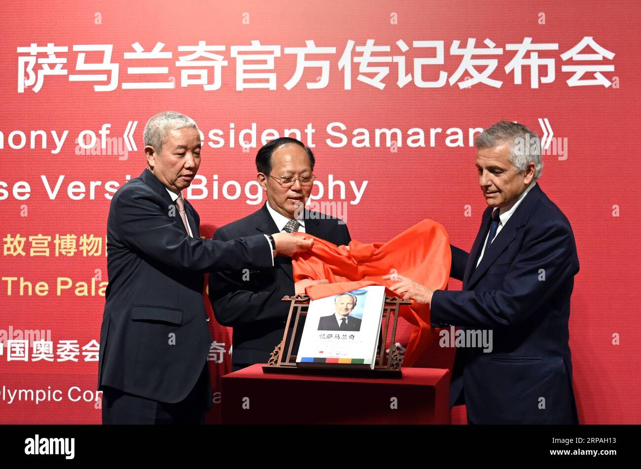 (190510) -- ZHONGGUO, 10. Mai 2019 (Xinhua) -- Yu Zaiqing (L), Vizepräsident des Internationalen Olympischen Komitees (IOC) und Vizepräsident des Chinesischen Olympischen Komitees, Gou Zhongwen (C), Präsident des Chinesischen Olympischen Komitees (COC) und Juan Antonio Samaranch Jr. , Vizepräsident des Internationalen Olympischen Komitees (IOC), enthüllt den Buchpräsidenten Samaranch während der Eröffnungszeremonie des Buches in Peking, der Hauptstadt Chinas, am 10. Mai 2019. (Xinhua/Jin Liangkuai) (SP)CHINA-BEIJING-BOOK LAUNCH-SAMARANCH PUBLICATIONxNOTxINxCHN Stockfoto