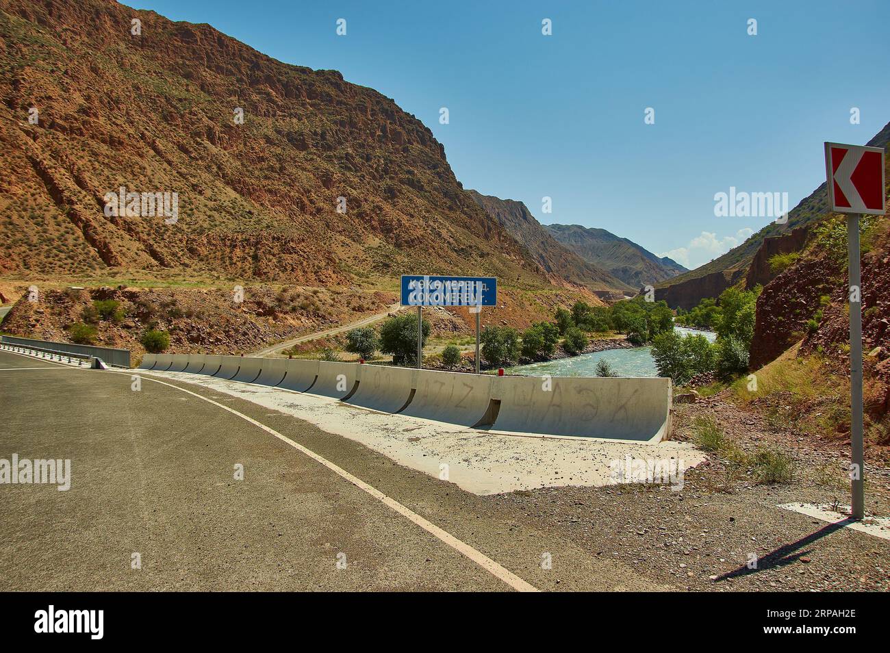 Neue Nord-Süd-Route, Canyon Fluss Kekemeren, Kirgisistan. Stockfoto Neue Nord-Süd-Route, Canyon Fluss Kekemeren, Kirgisistan. Stockfoto