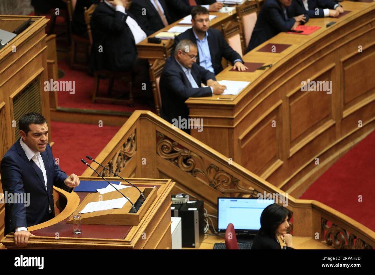 (190510) -- ATHEN, 10. Mai 2019 -- der griechische Premierminister Alexis Tsipras (1. L) spricht am 10. Mai 2019 vor dem griechischen Parlament in Athen, Griechenland. Die Regierung des griechischen Premierministers Alexis Tsipras hat am Freitagabend vor den Wahlen zum Europäischen parlament, die am 26. Mai in Griechenland stattfinden werden, eine Vertrauensabstimmung im parlament gewonnen. ) GRIECHENLAND-ATHEN-PARLAMENT-VERTRAUENSABSTIMMUNG MARIOSXLOLOS PUBLICATIONXNOTXINXCHN Stockfoto