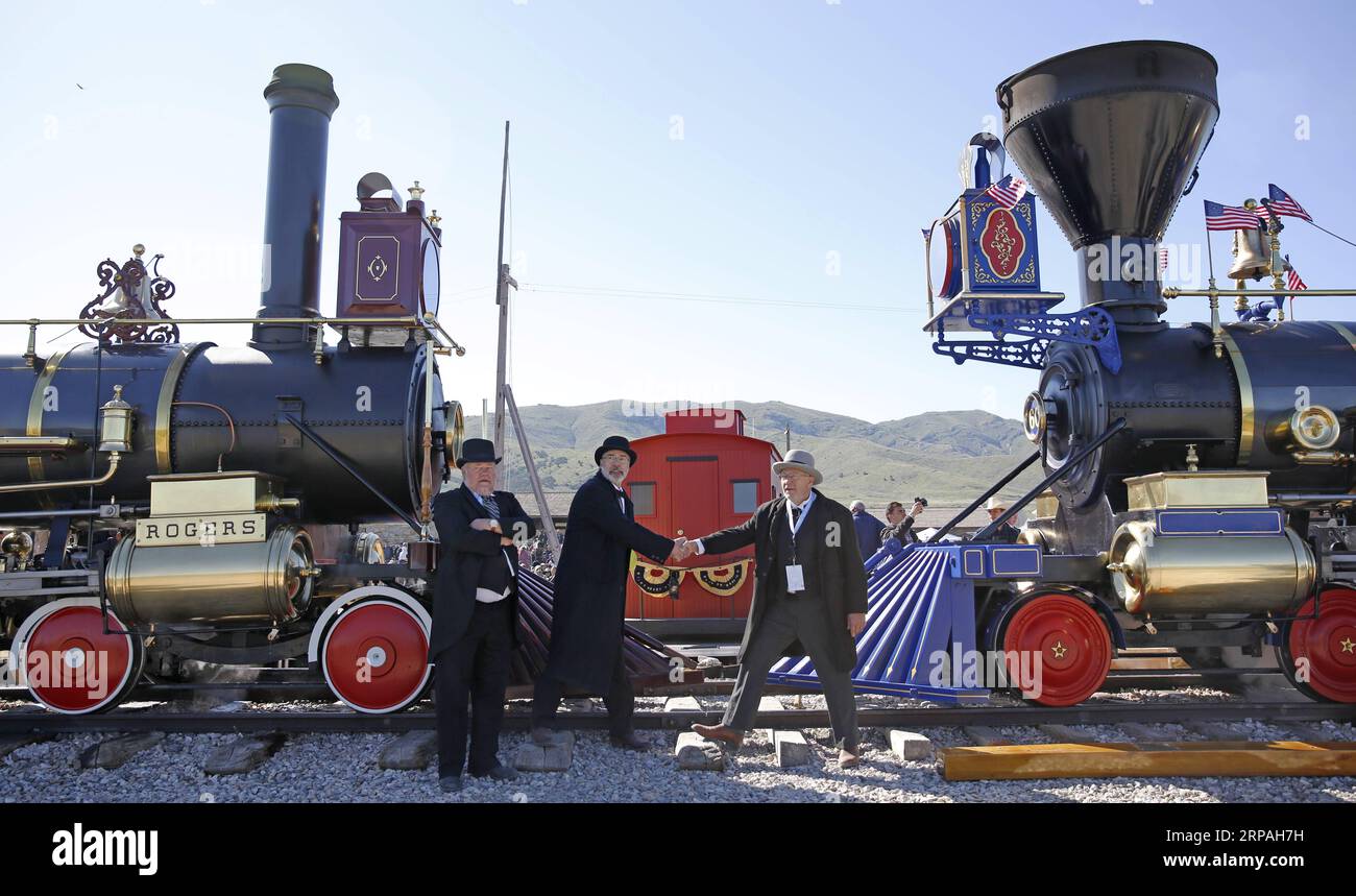 (190511) - SALT LAKE CITY, 11. Mai 2019 (Xinhua) - Freiwillige posieren für Fotos, die während der Feier zum 150. Jahrestag der Fertigstellung der ersten US-amerikanischen transkontinentalen Eisenbahn, zu dem Tausende chinesische Eisenbahnarbeiter haben grossen Beitrag geleistet, im Golden Spike National Historical Park am Vorgebirge Gipfel, einen Bereich, in dem die hohe Masse etwa 100 km nordwestlich von Salt Lake City, USA, 10. Mai 2019. Die erste transkontinentale Eisenbahn, die auch als Pacific Railroad bekannt, war ein 3.000-km-plus kontinuierliche Eisenbahnlinie der östlichen US-Schienennetz die Verknüpfung mit der Stockfoto