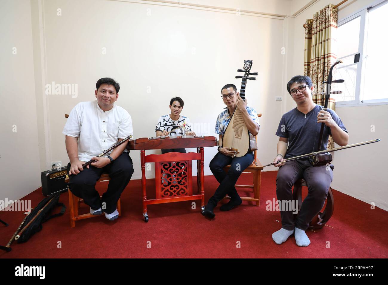 (190511) -- BANGKOK, 11. Mai 2019 (Xinhua) -- Mitglieder der Tianxian Band üben das Spielen der chinesischen Musikinstrumente im SW Chinese Music Center in Bangkok, Thailand, 9. Mai 2019. Die Thai-Band Tianxian, wörtlich himmlische Streicher, besteht aus mehreren Thais, die verrückt nach chinesischen Musikinstrumenten sind. Seltsam genug, aber keiner von ihnen kann fließend Chinesisch sprechen. In der thailändischen Gesellschaft, in der westliche Musikinstrumente dominieren, ist eine Band mit chinesischen Musikinstrumenten nichts anderes als eine Seltenheit. Sanchai, eines der Bandmitglieder, ist Musiklehrer bei Huachiew Chalermp Stockfoto